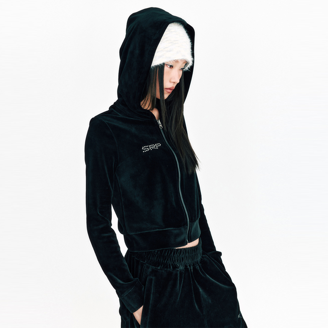 쎄르페 스터드 벨벳 크롭 후드집업 퓨마 블랙(SSERPE Stud Velvet Crop Hoodie Zip Up Puma Black) - 3