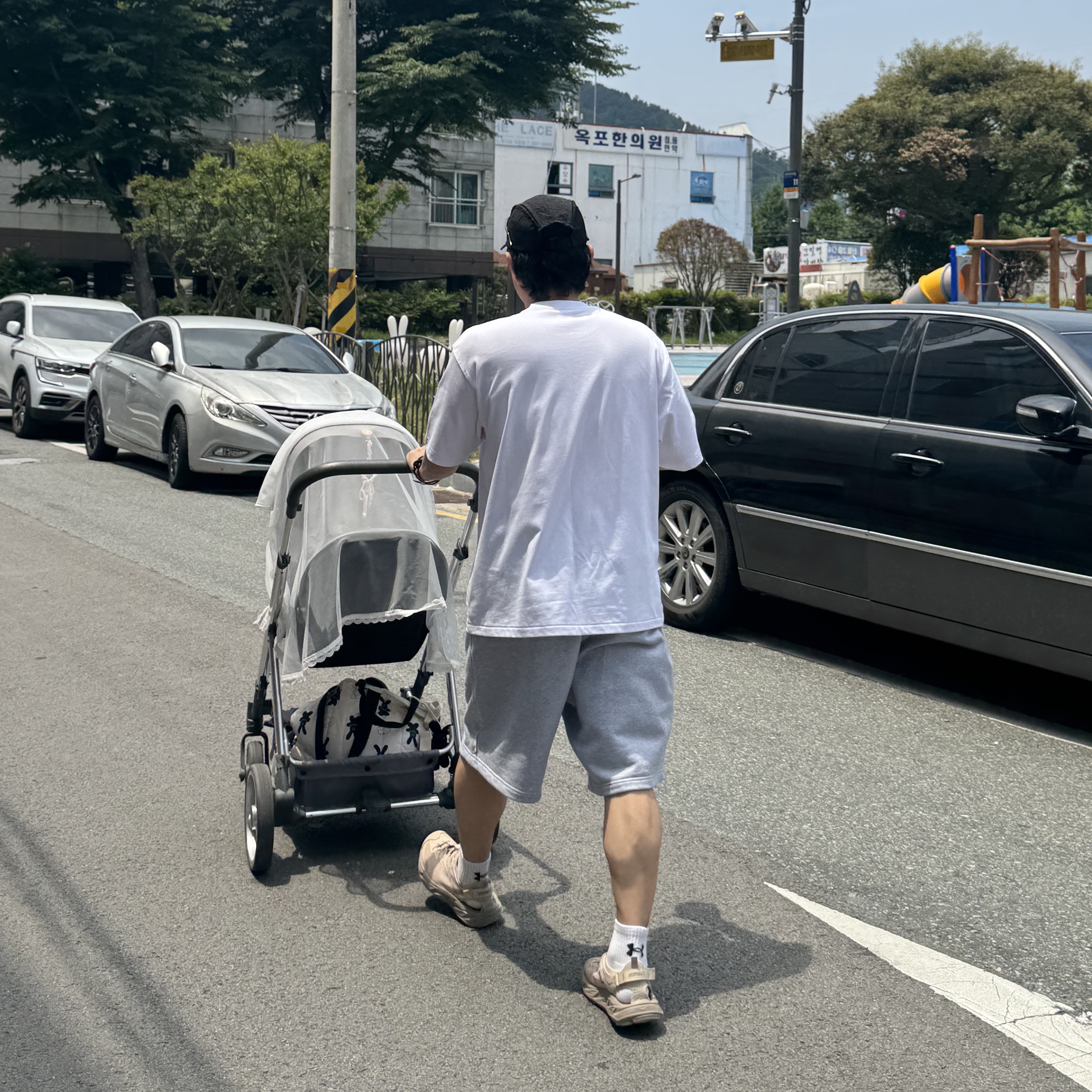 Hoka Hopara 2 Shifting Sand, BAPE Ape Head Two Point Relaxed Fit T-Shirt White 착용 스타일