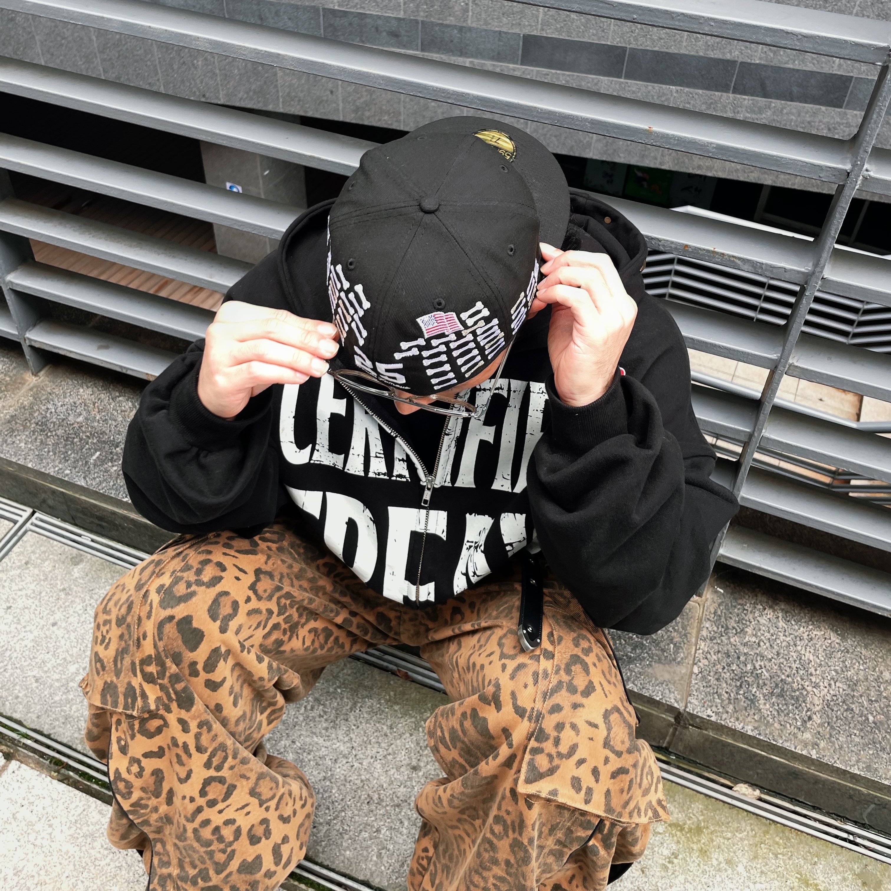 Supreme Bones Box Logo New Era Black - 25FW, Nike Shox R4 Metallic Silver Red 착용 스타일 - 4
