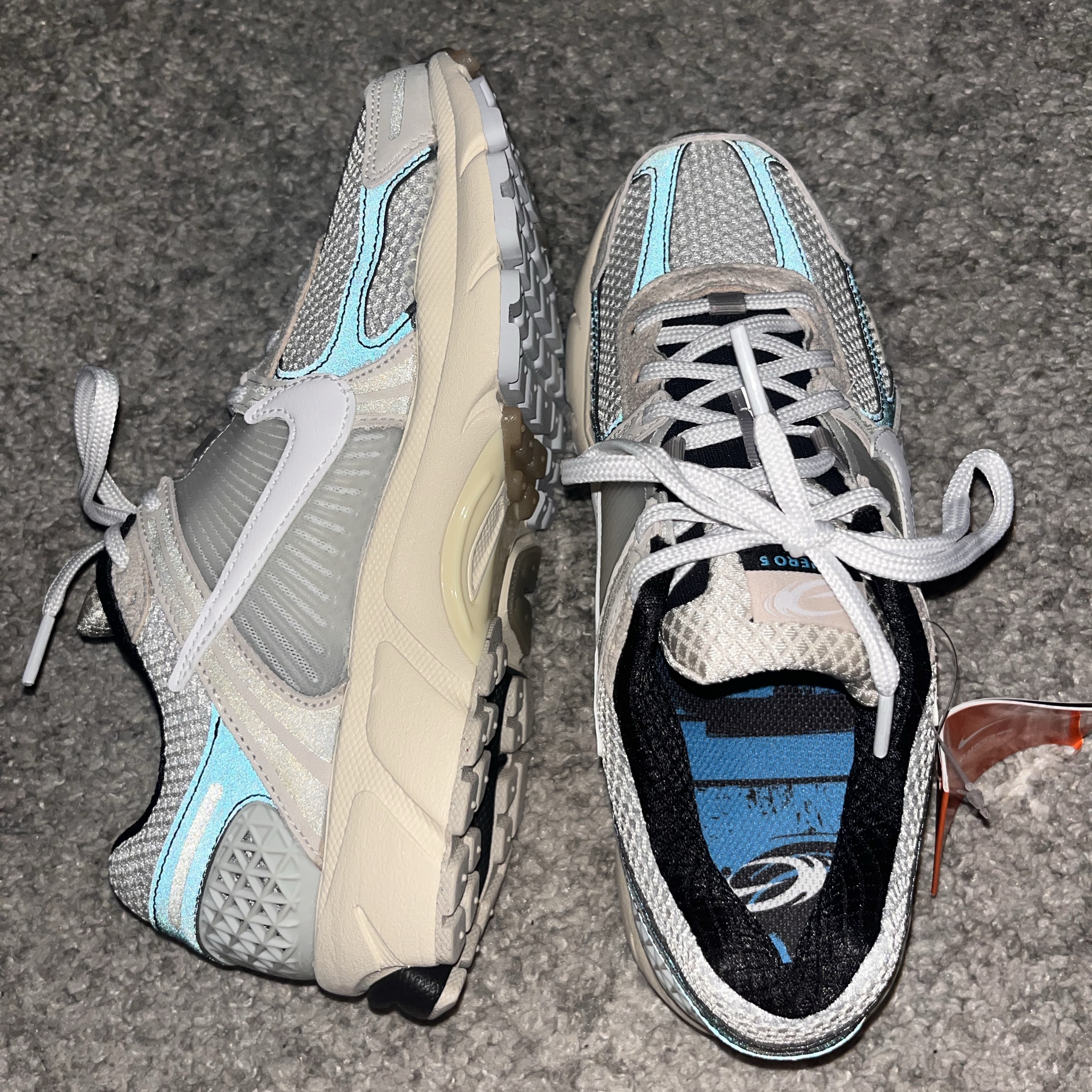 Nike Zoom Vomero 5 Light Bone and Black 착용 스타일 - 3