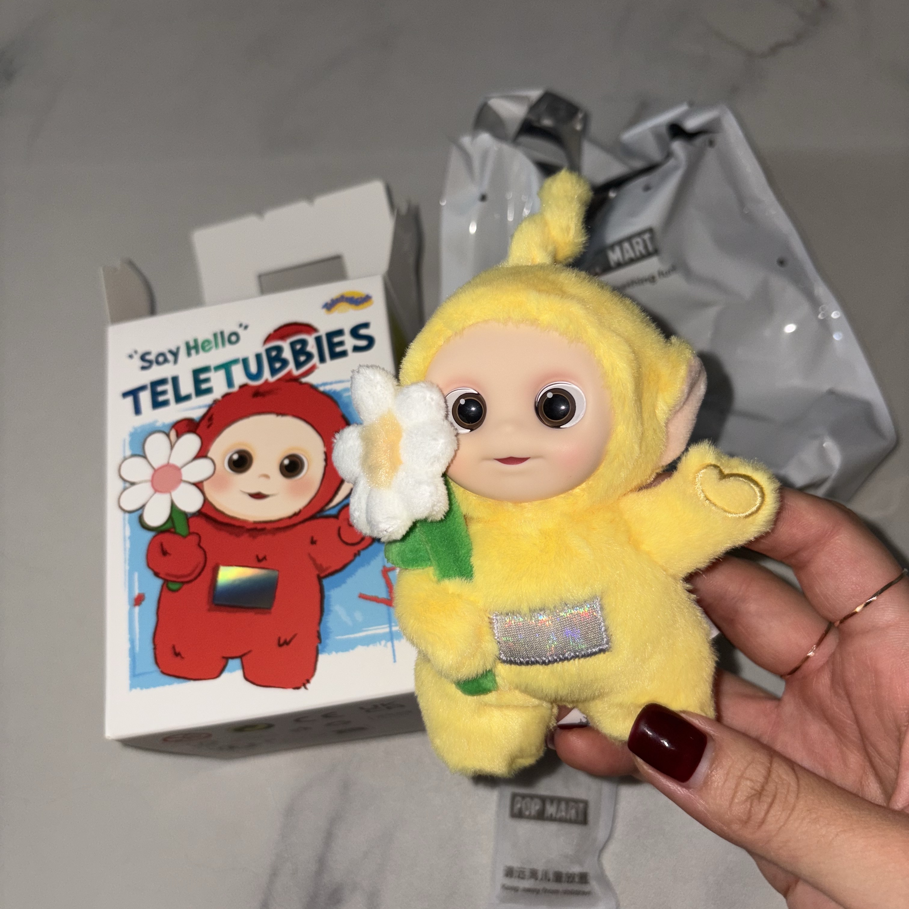 Pop Mart Teletubbies Say Hello Series Figures Sealed Case (1 Blind Box), Pop Mart Teletubbies Say Hello Series Figures Sealed Case Laa Laa's Energetic Flower (Opened Case) 착용 스타일