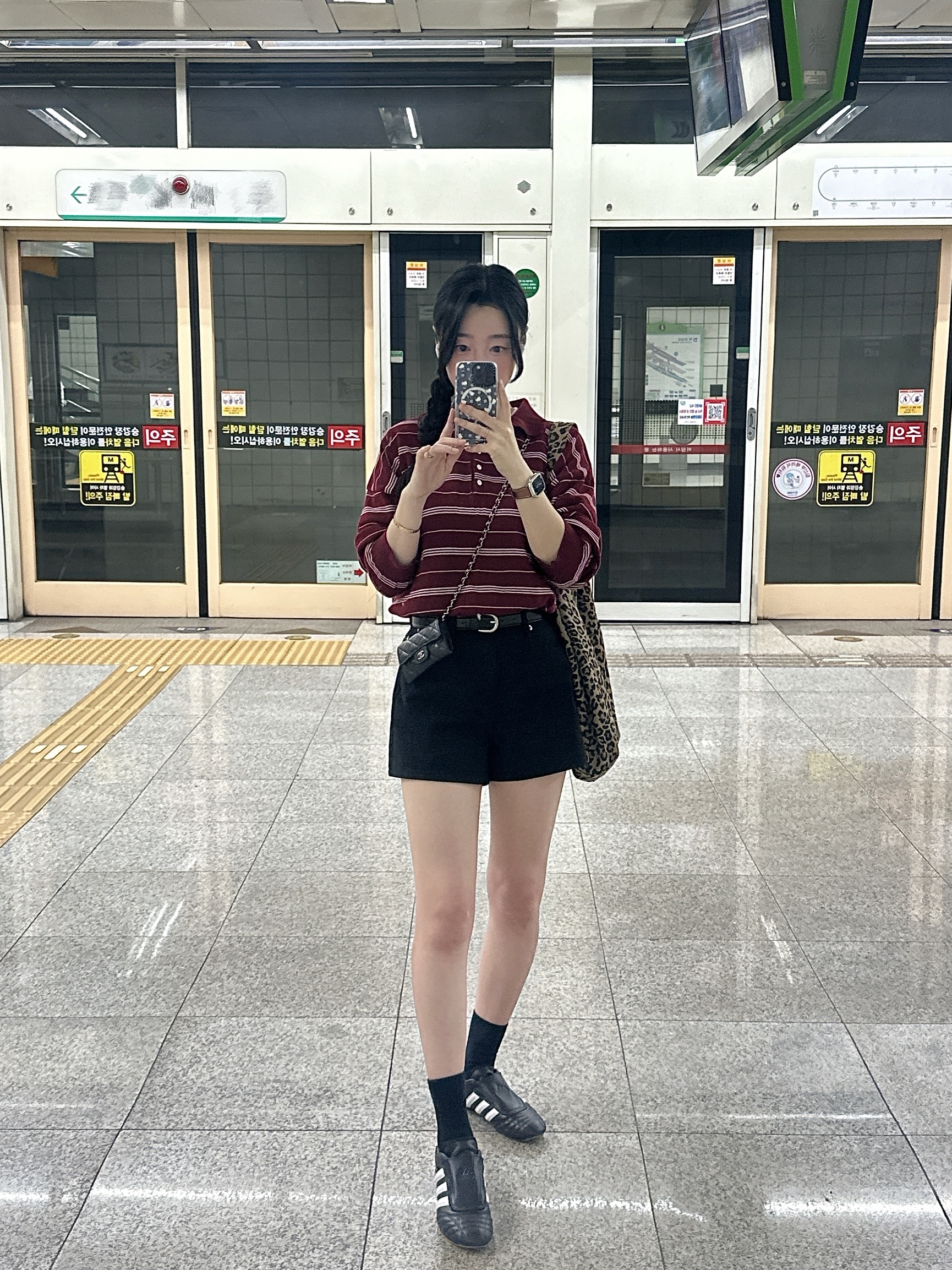 (W) Adidas Taekwondo Core Black Cloud White, Chanel Classic Card Holder Grained Calfskin & Silver Black 착용 스타일 - 4
