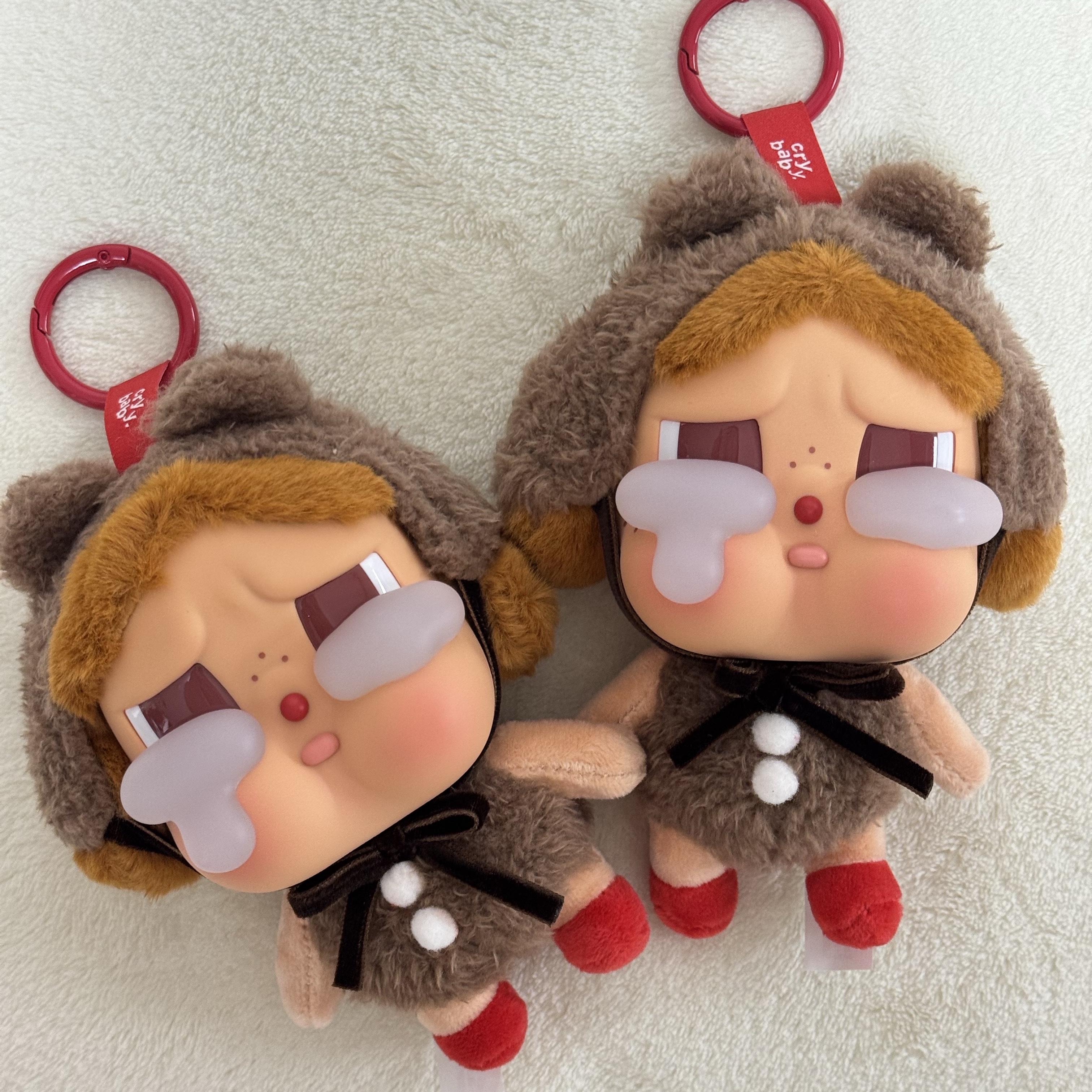 Pop Mart Crybaby Crying Again Series Plush Keyring Love Makes Us Cry (Opened Case) 착용 스타일