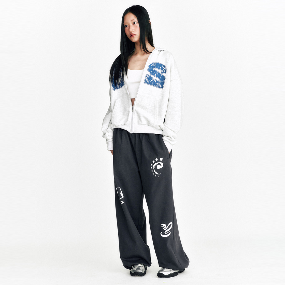 쎄르페 심볼 엠보 스웻 팬츠 차콜(SSERPE Symbol Embossed Sweat Pants Charcoal) - 5