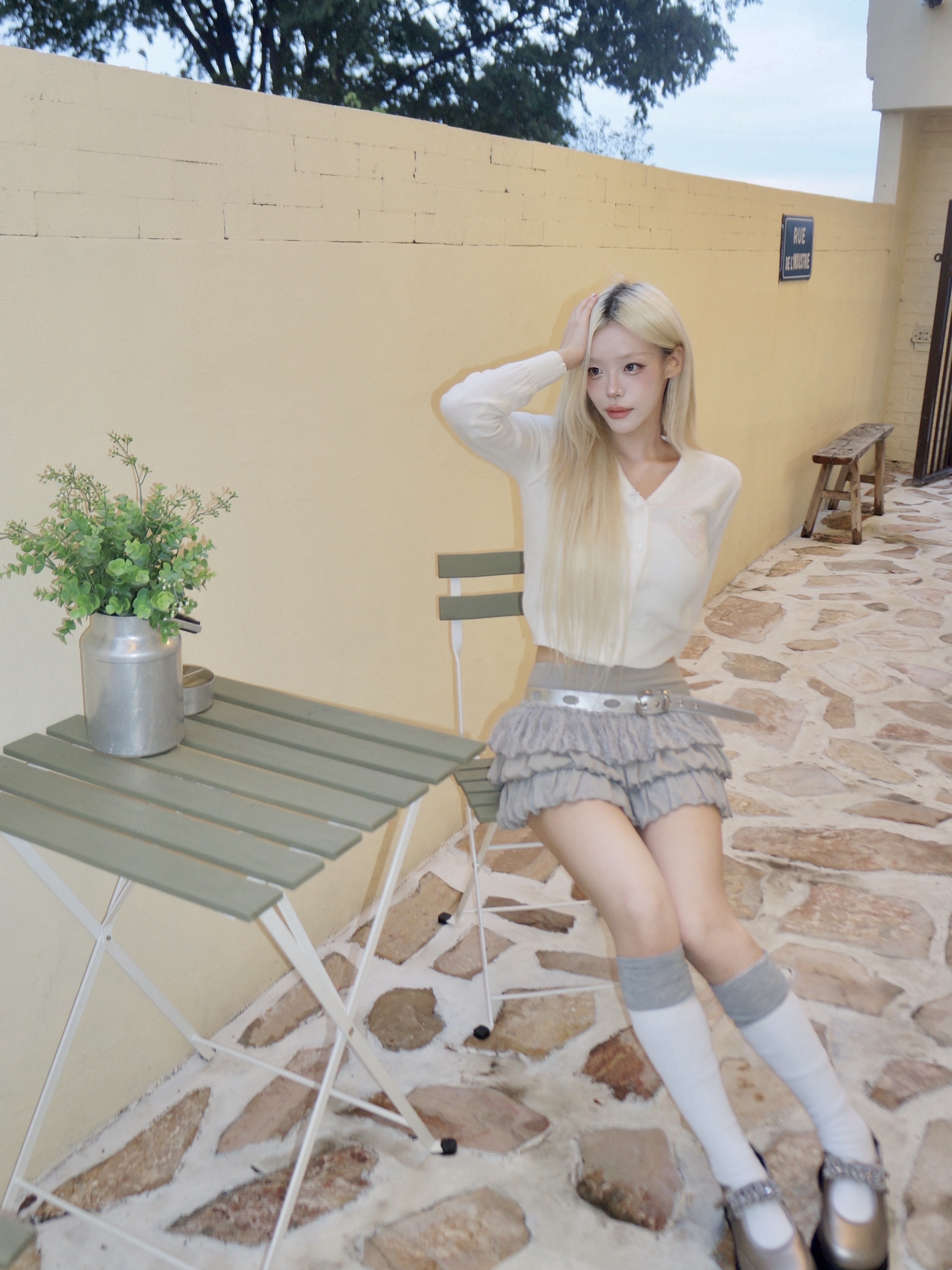 NUMBERING #3729 Round Brilliant Gradient Cross Necklace White 착용 스타일 - 6