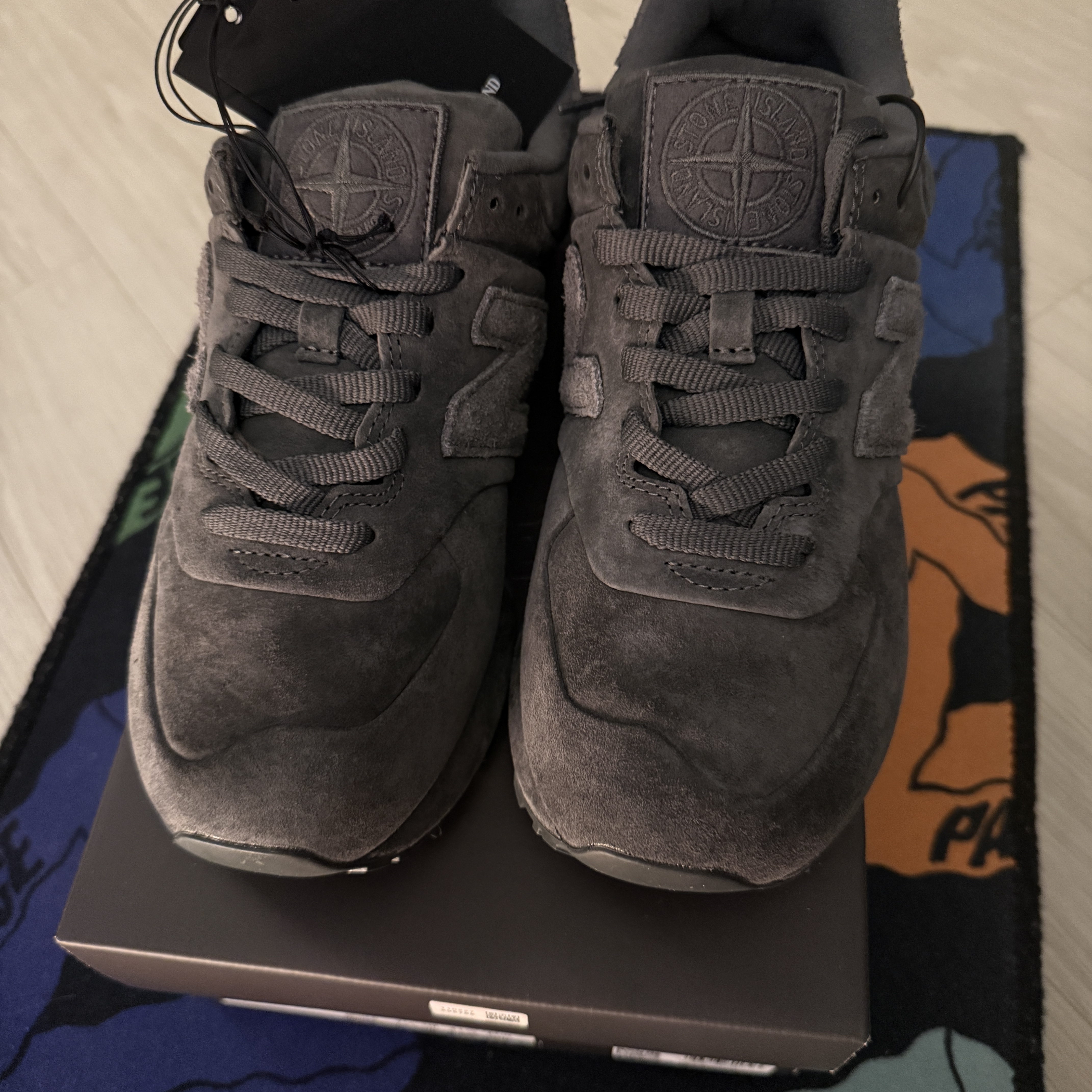 New Balance x Stone Island 574 Ghost Dark Grey 착용 스타일 - 2