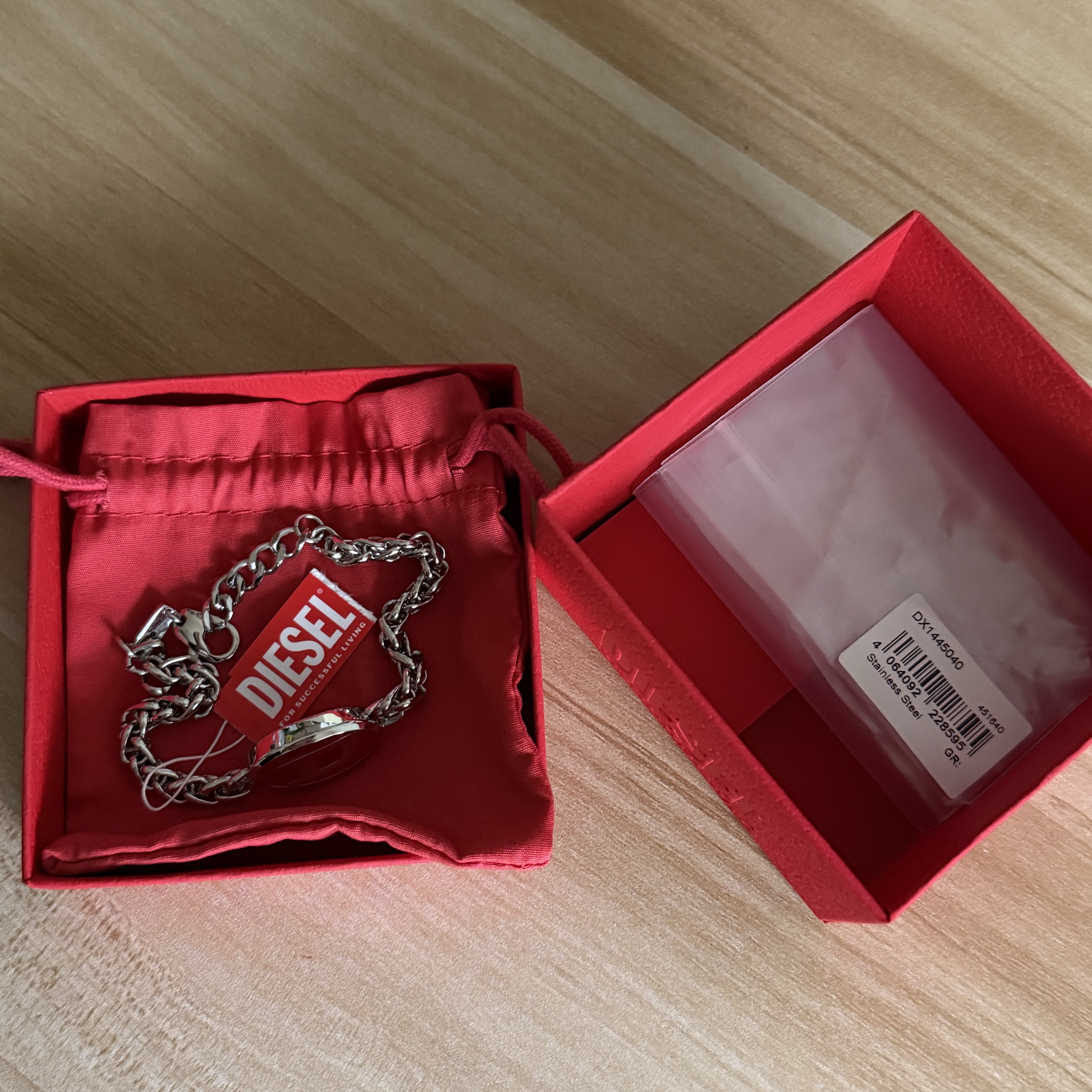 Diesel Dx1445 Red Enamel and Stainless Steel Chain Bracelet Silver 착용 스타일