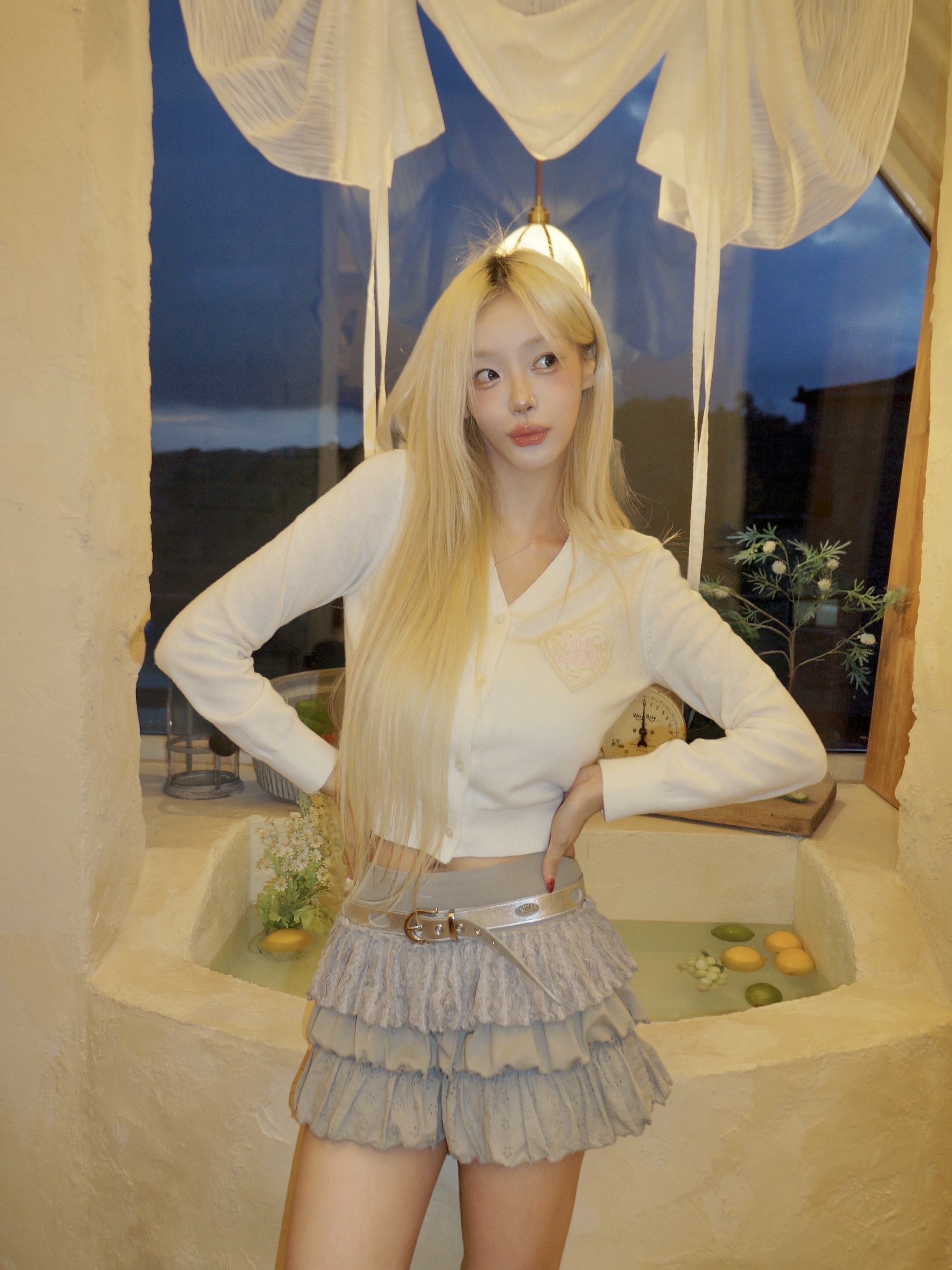 NUMBERING #3729 Round Brilliant Gradient Cross Necklace White 착용 스타일 - 2