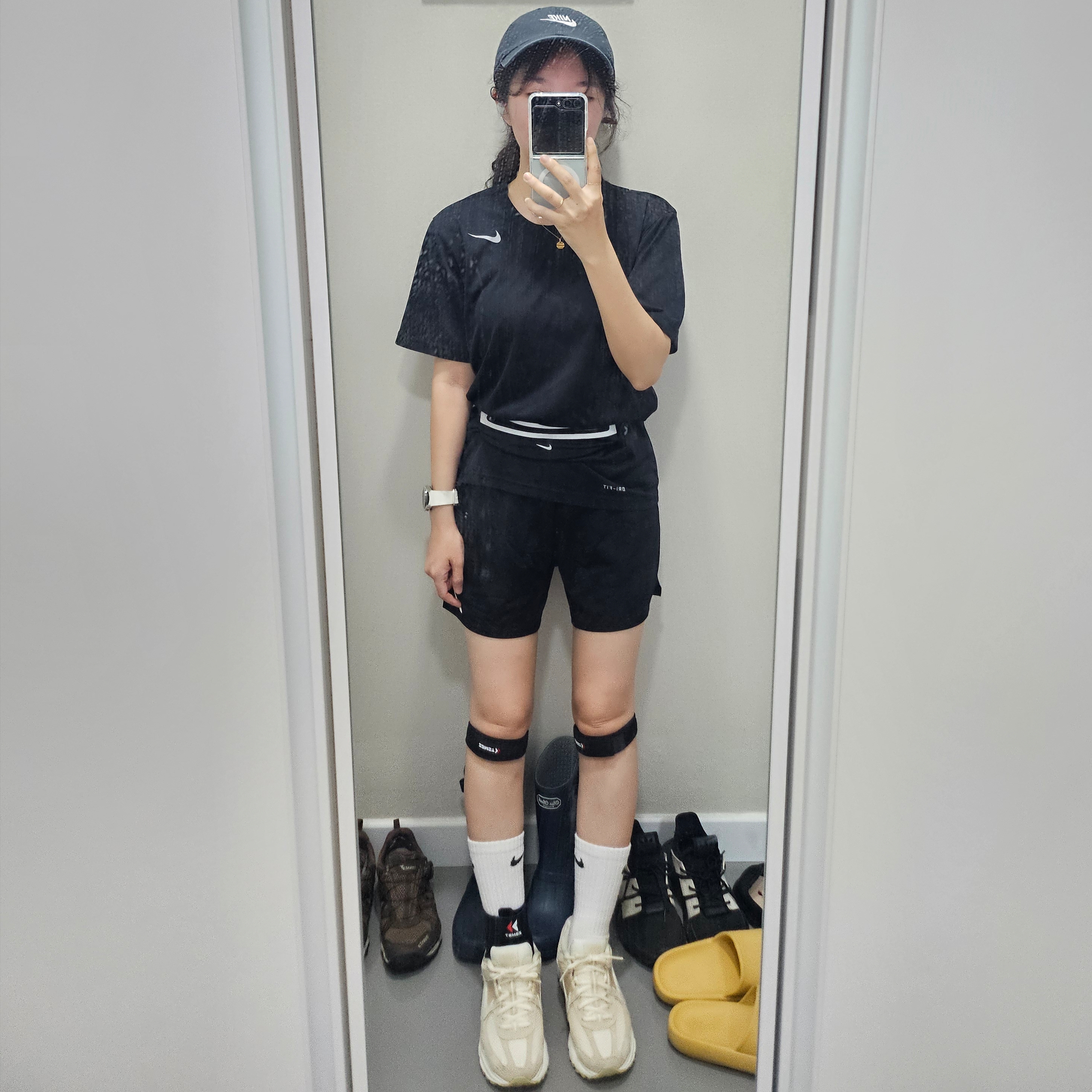 (W) Nike Air Zoom Vomero 5 Light Khaki Pale Ivory, Nike Everyday Cushioned Training Crew Socks White (3 Pack/Korean Ver.) 착용 스타일