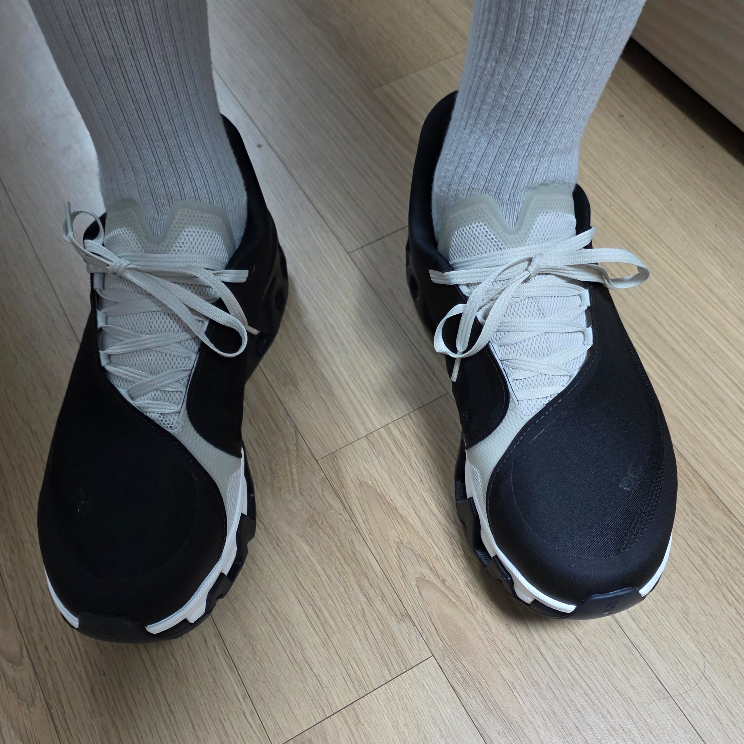 On Running x Post Archive Faction (Paf) Cloudmonster Hyper Black 착용 스타일 - 2