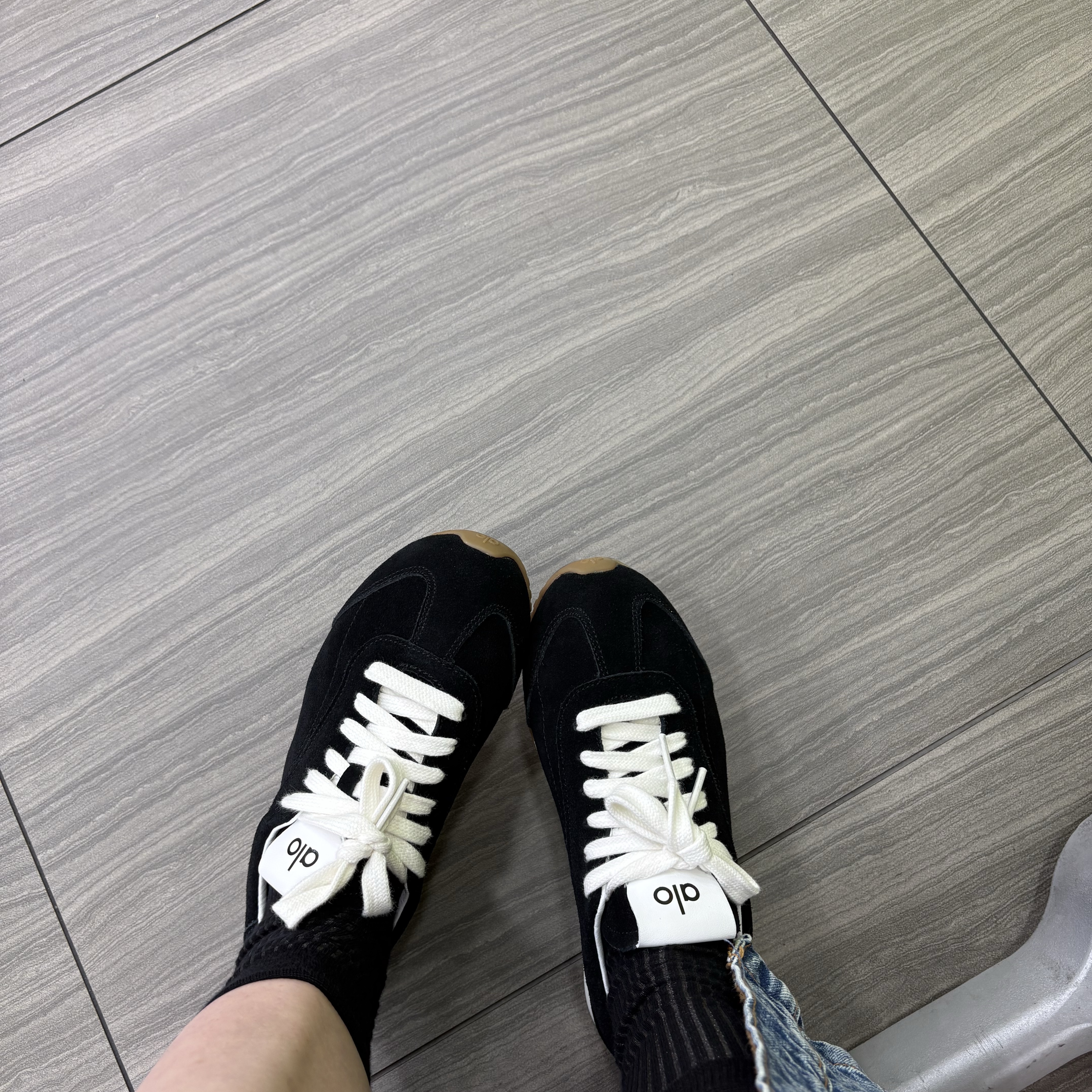 (W) Alo Yoga Sunset Sneaker Black 착용 스타일 - 1