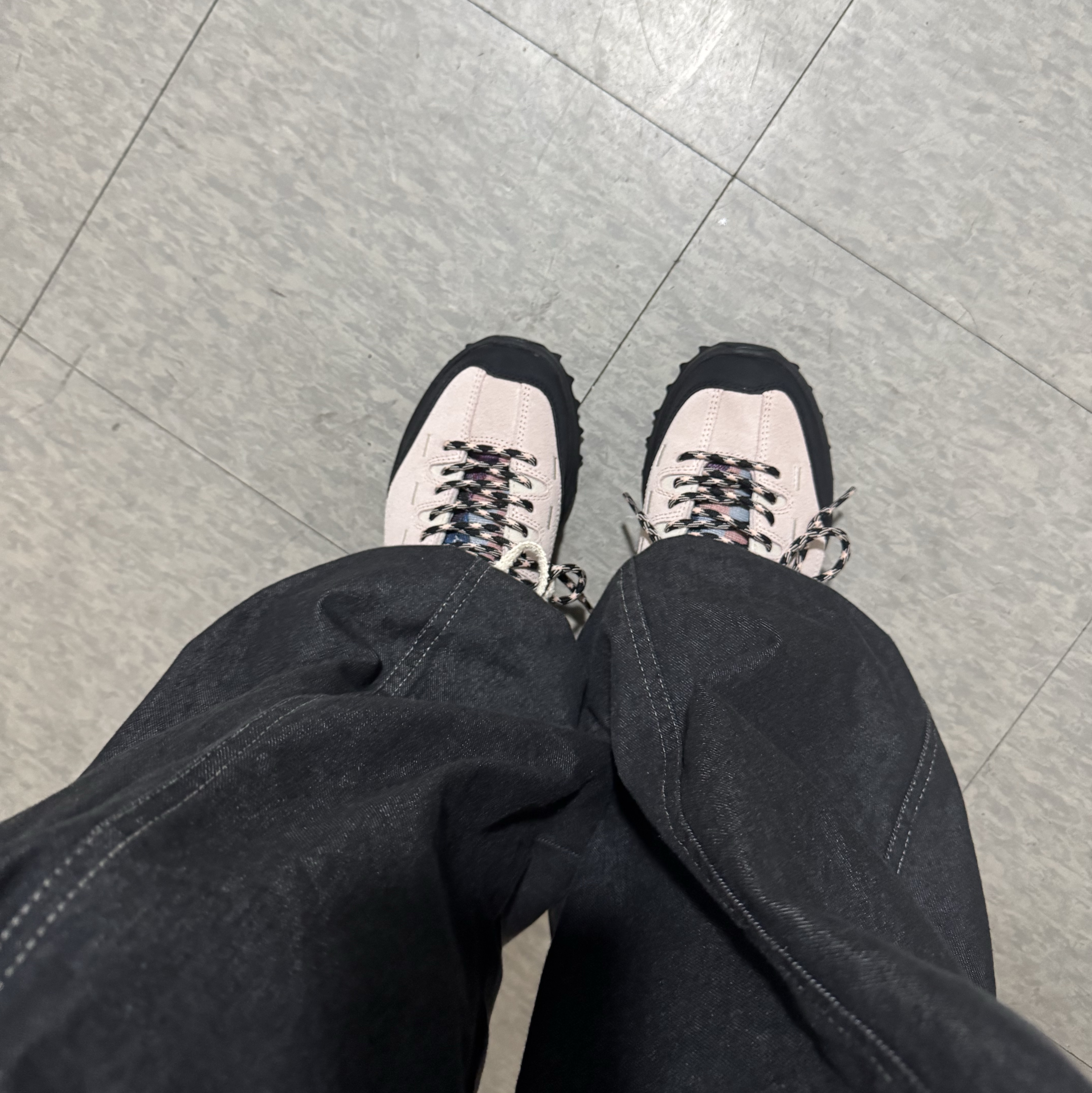 (W) Keen x Satur Jasper Zionic Sneakers Light Pink 착용 스타일
