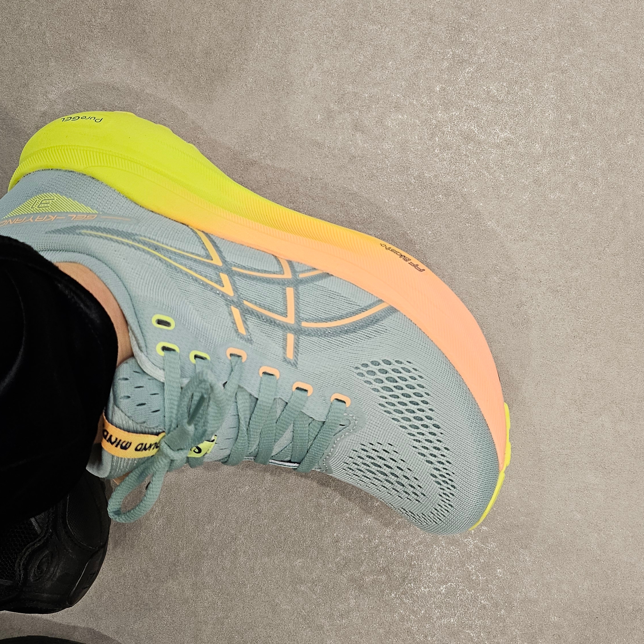 Asics Gel-Kayano 31 Paris Light Celadon Safety Yellow 착용 스타일 - 2