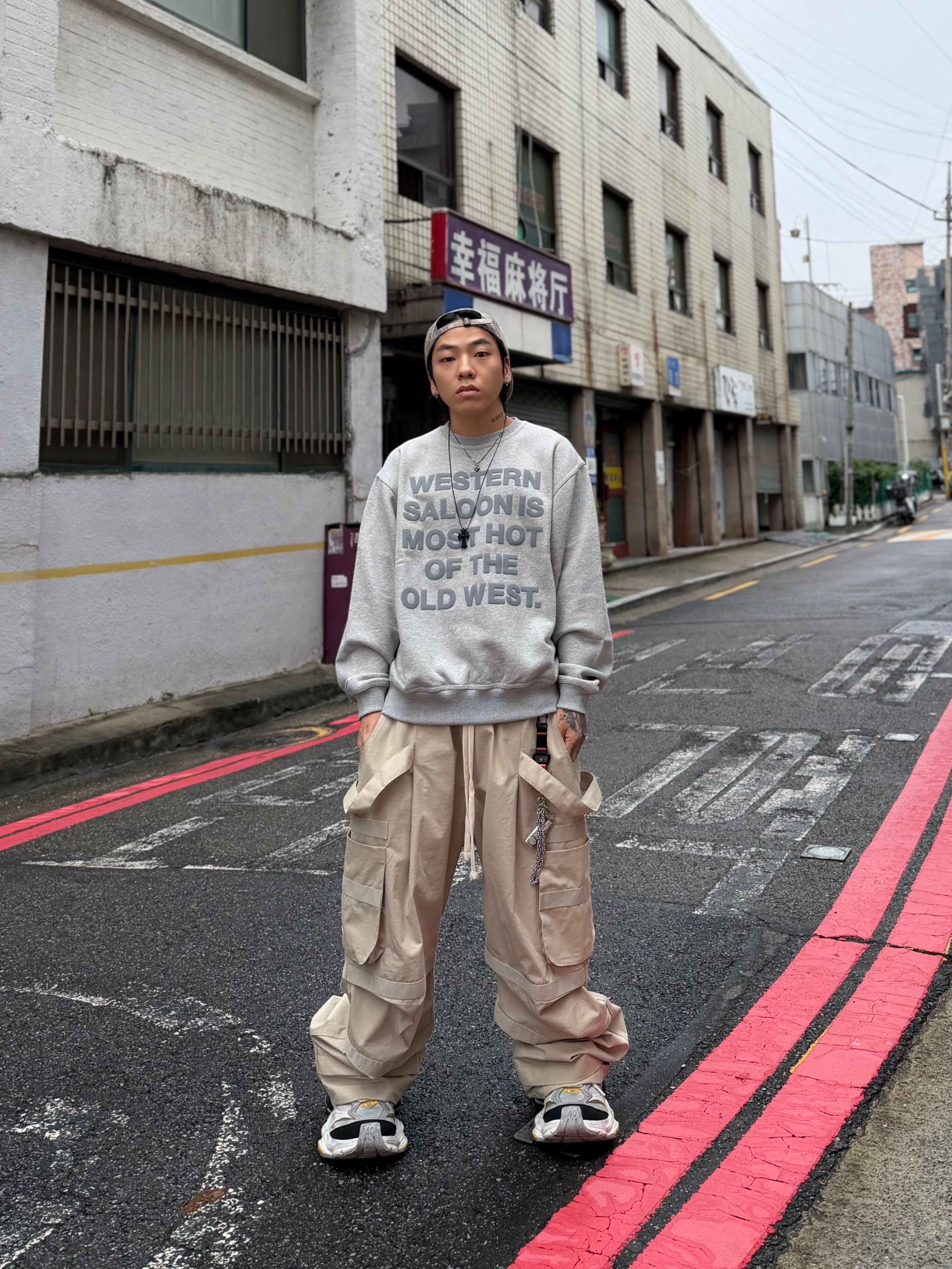 [KREAM 단독] Thevinylhouse Old West Typo Sweatshirt Grey, Wapworks Hard Knocks Cargo Pants Dune 착용 스타일 - 5