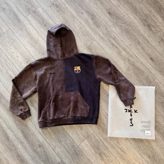 Nike FC Barcelona x Travis Scott Split Dye Crest Hoodie Multicolor, Nike FC Barcelona x Travis Scott Retro 2000/01 Home Skeleton Jersey Multicolor (Non Marking Ver.) 착용 스타일 - 1