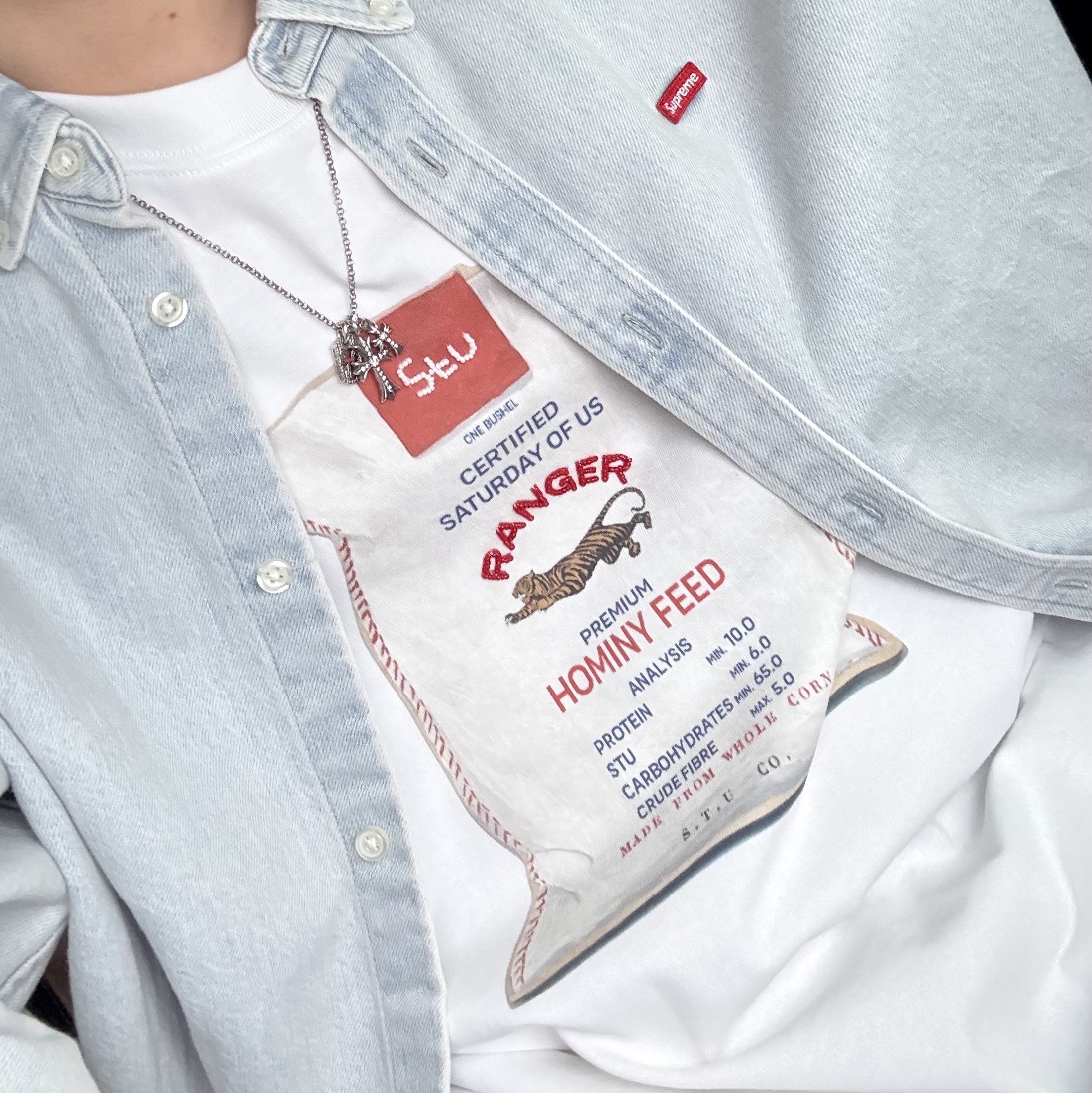 STU Burlap Bag Printing Beads T-shirt White, Supreme Small Box Shirt Washed Blue - 24SS 착용 스타일 - 2