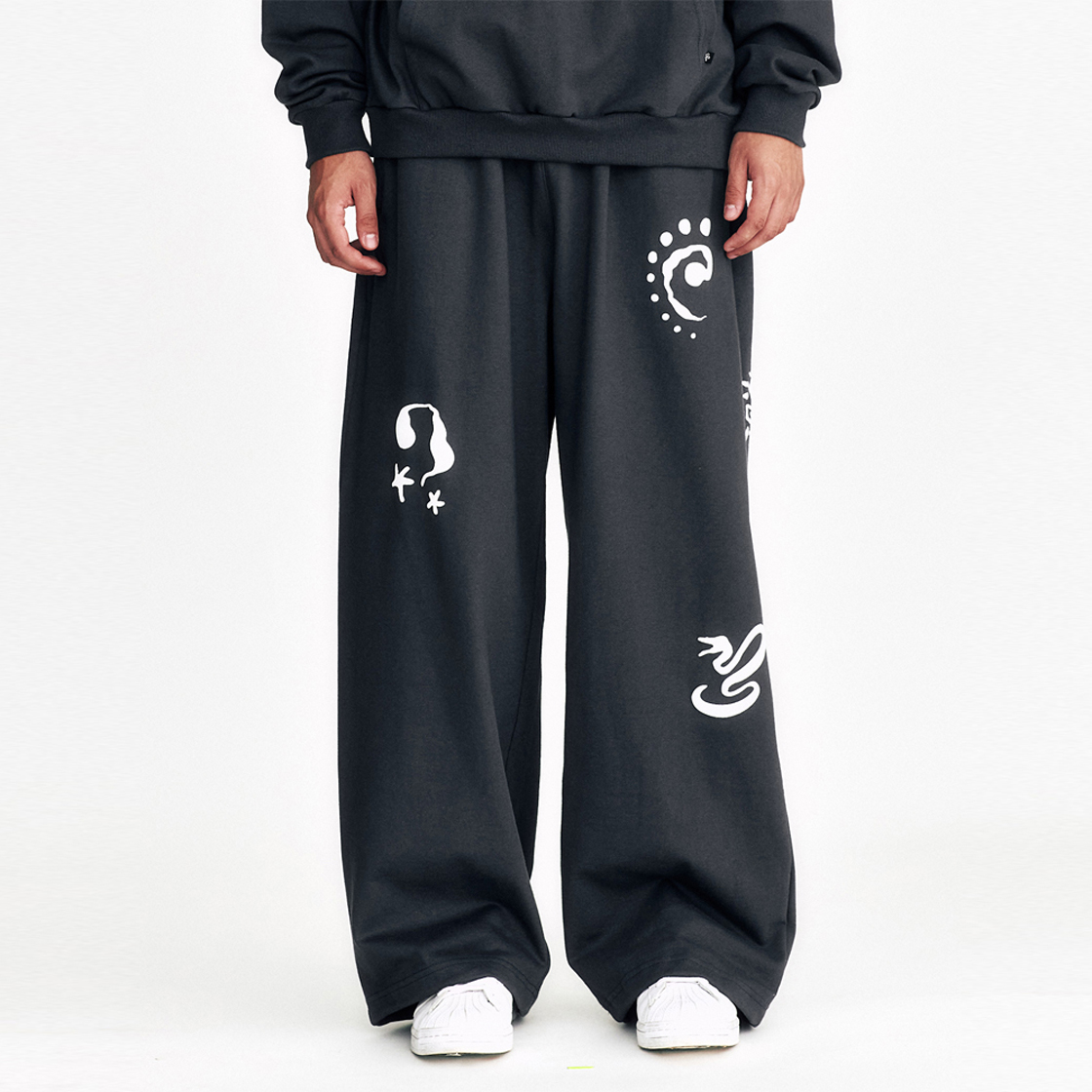 쎄르페 심볼 엠보 스웻 팬츠 차콜(SSERPE Symbol Embossed Sweat Pants Charcoal) - 2