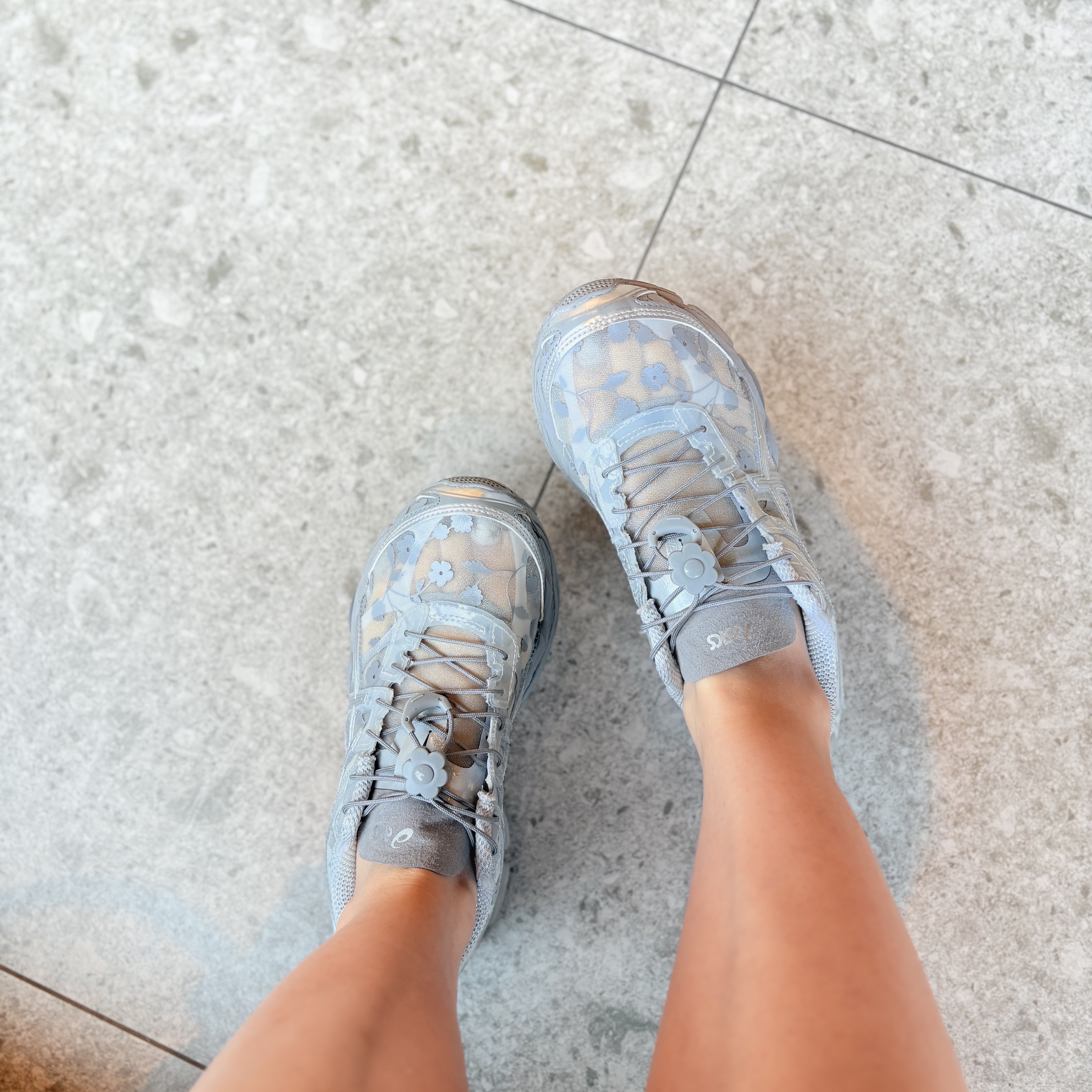 Asics x Cecilie Bahnsen Gel-Cumulus 16 Gray 착용 스타일 - 2