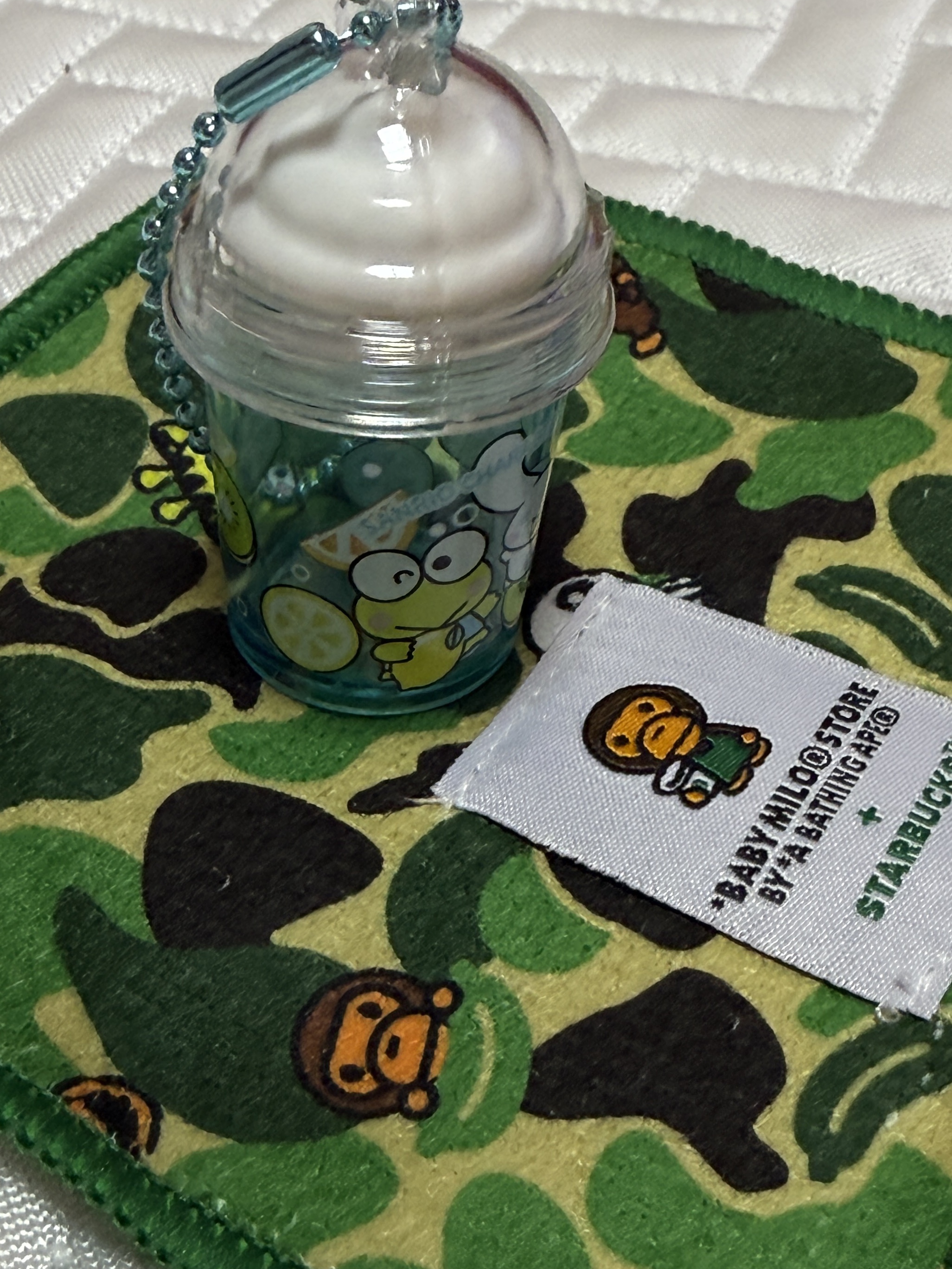 Starbucks x BAPE Baby Milo Coaster, Starbucks x BAPE Baby Milo Keychain 착용 스타일 - 5