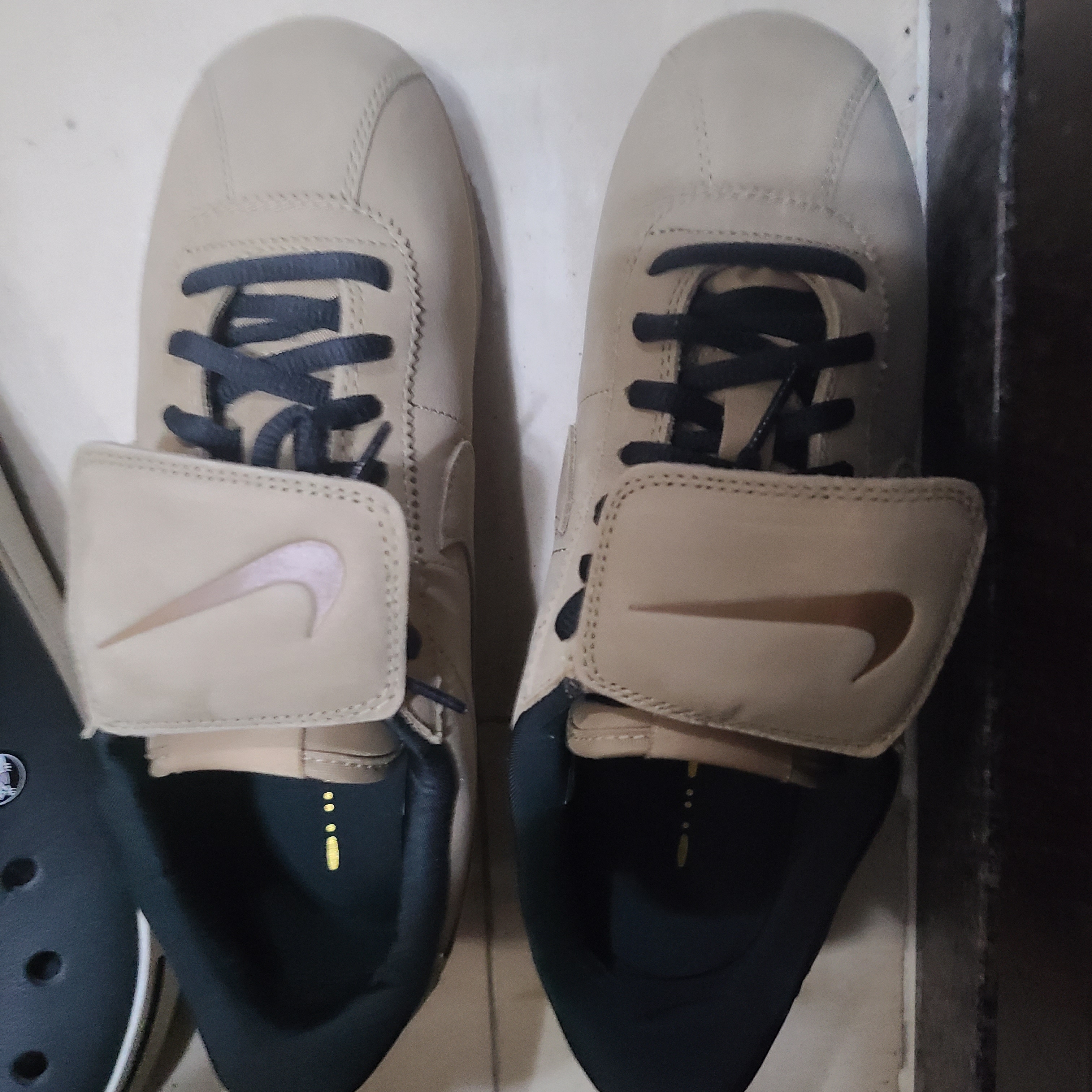 Nike Cortez Leather SE Parachute Beige Off Noir 착용 스타일