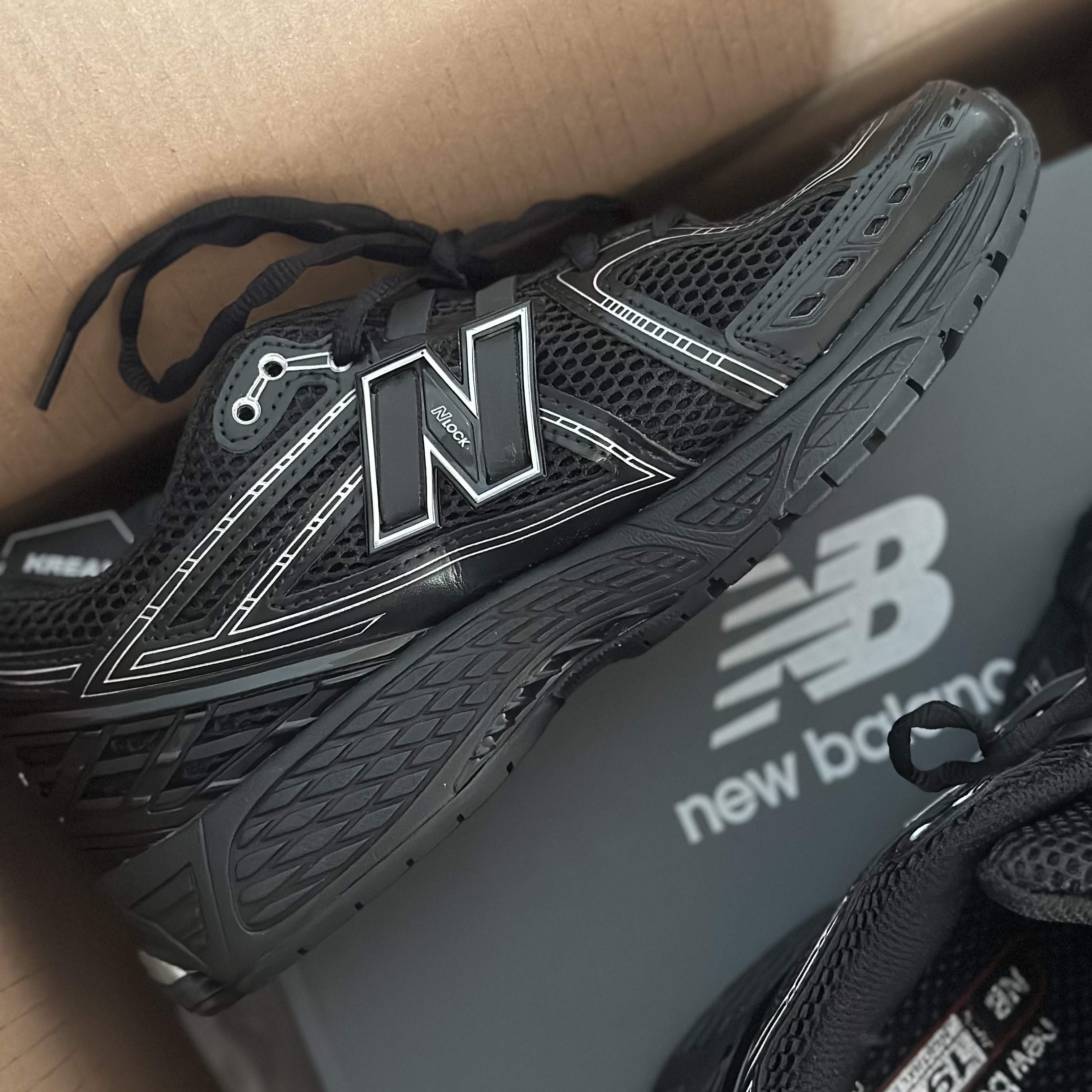 New Balance 1906R Black Silver Metallic 착용 스타일