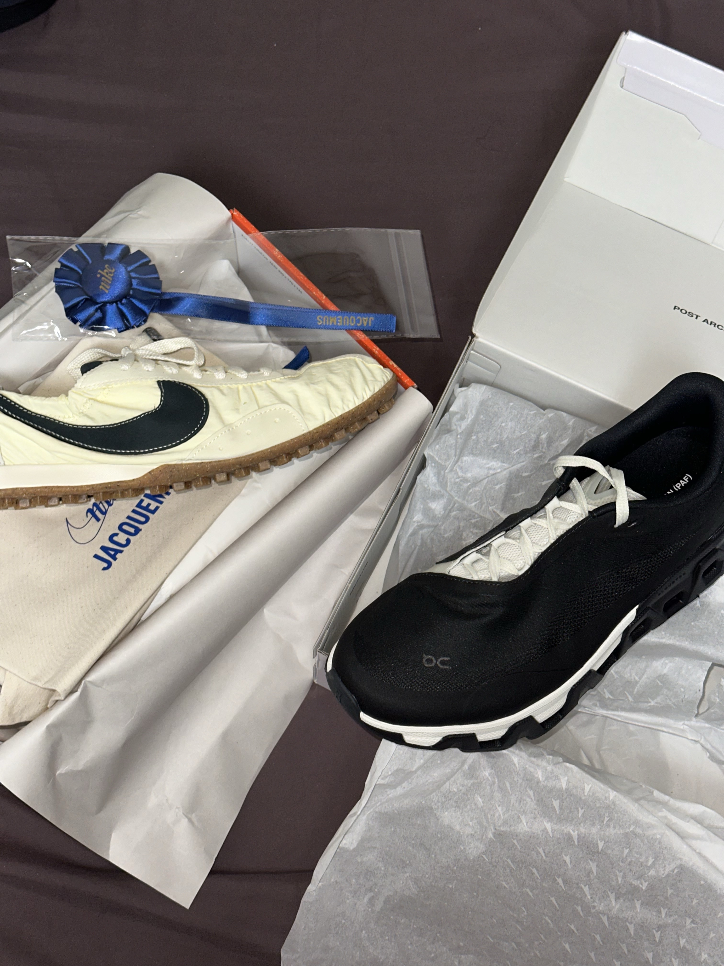 Nike x Jacquemus Moon Shoe SP Alabaster Off Noir, On Running x Post Archive Faction (Paf) Cloudmonster Hyper Black 착용 스타일 - 1