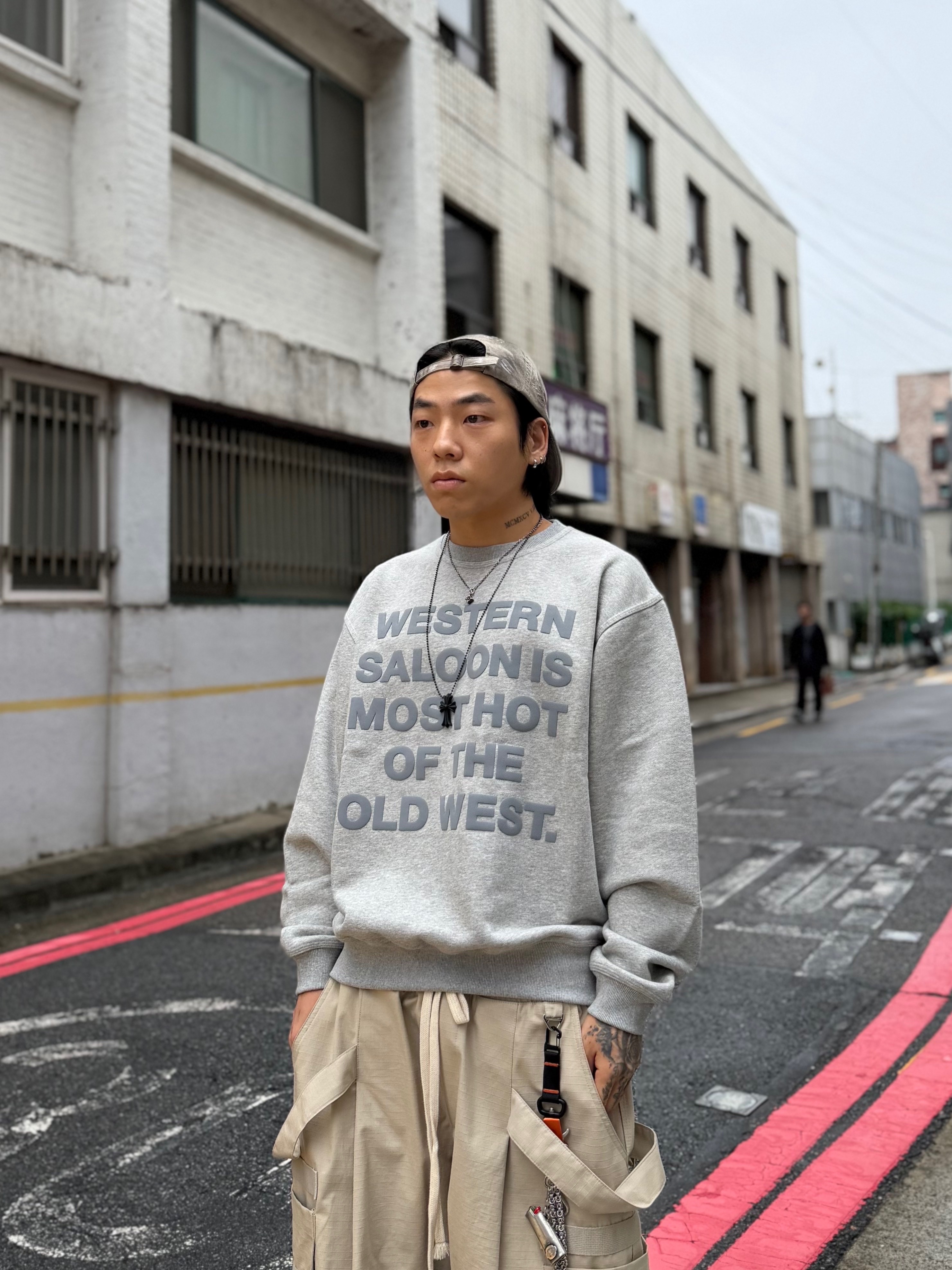 [KREAM 단독] Thevinylhouse Old West Typo Sweatshirt Grey, Wapworks Hard Knocks Cargo Pants Dune 착용 스타일 - 7