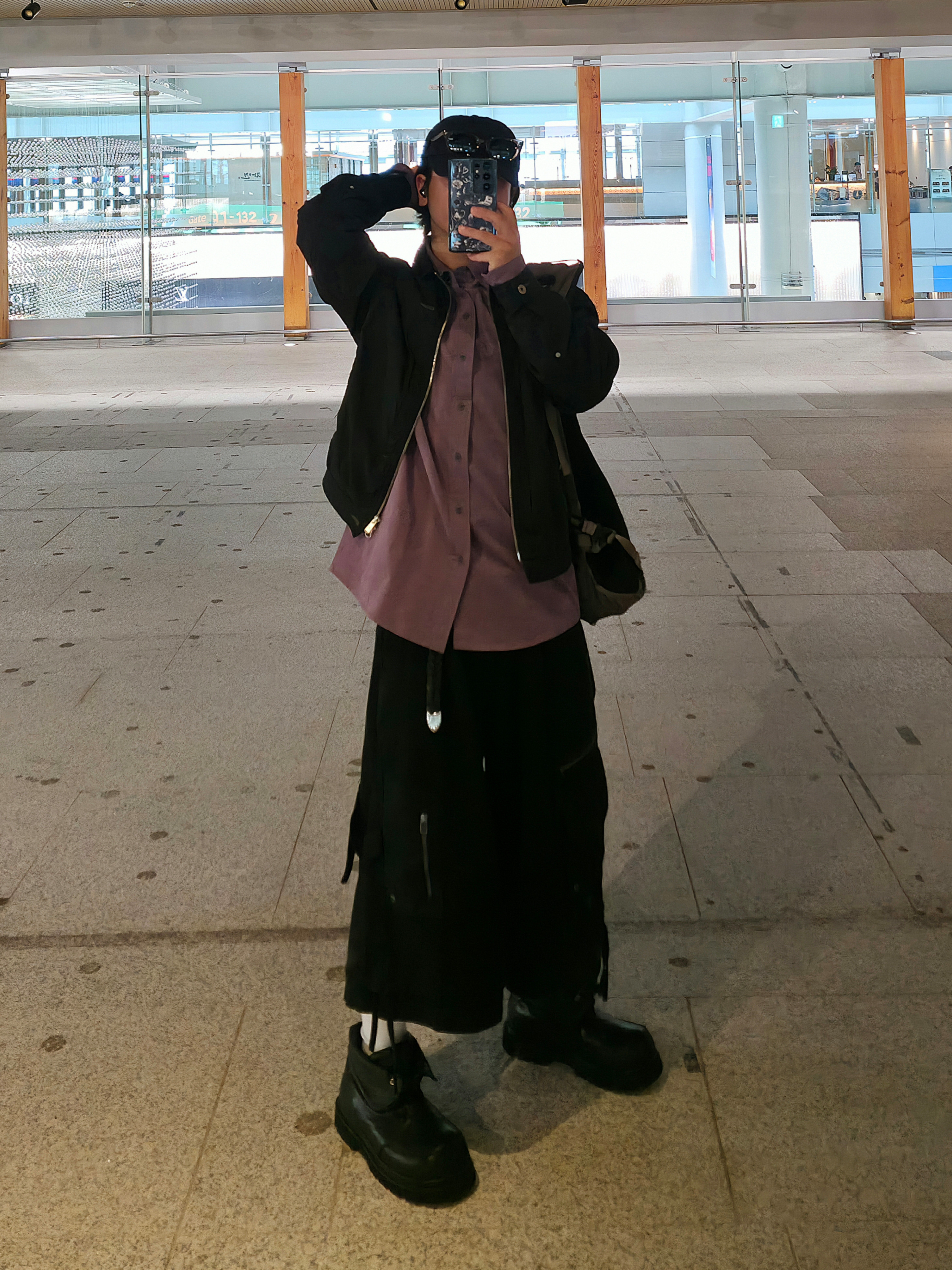 ETCE Layered Cargo Bermuda Shorts 2.0 Black, C.P. Company Nylon B Crossbody Rucksack Walnut Beige - 24FW 착용 스타일 - 1