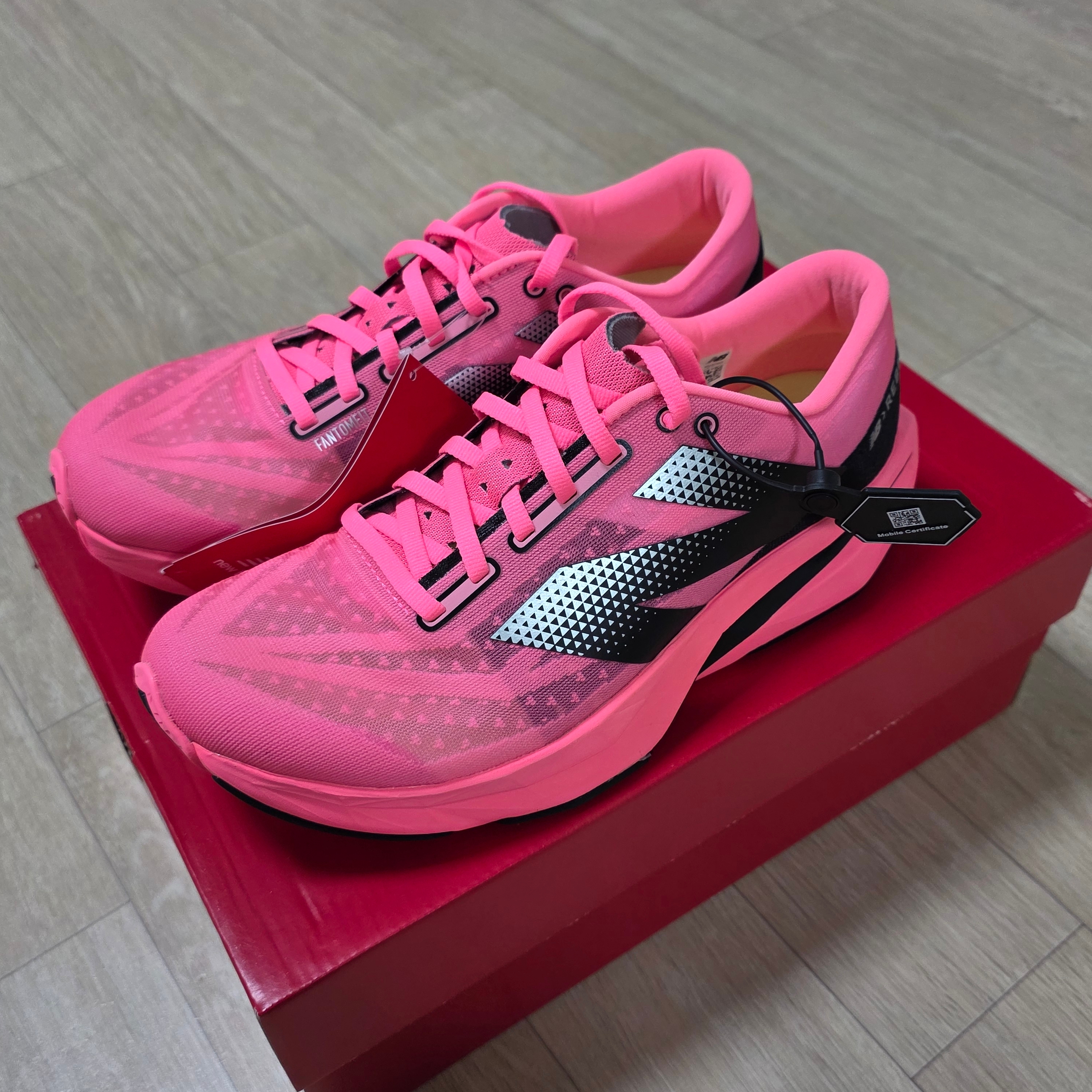 New Balance Fuelcell Rebel v4 Ultra Pink Black - D Standard 착용 스타일