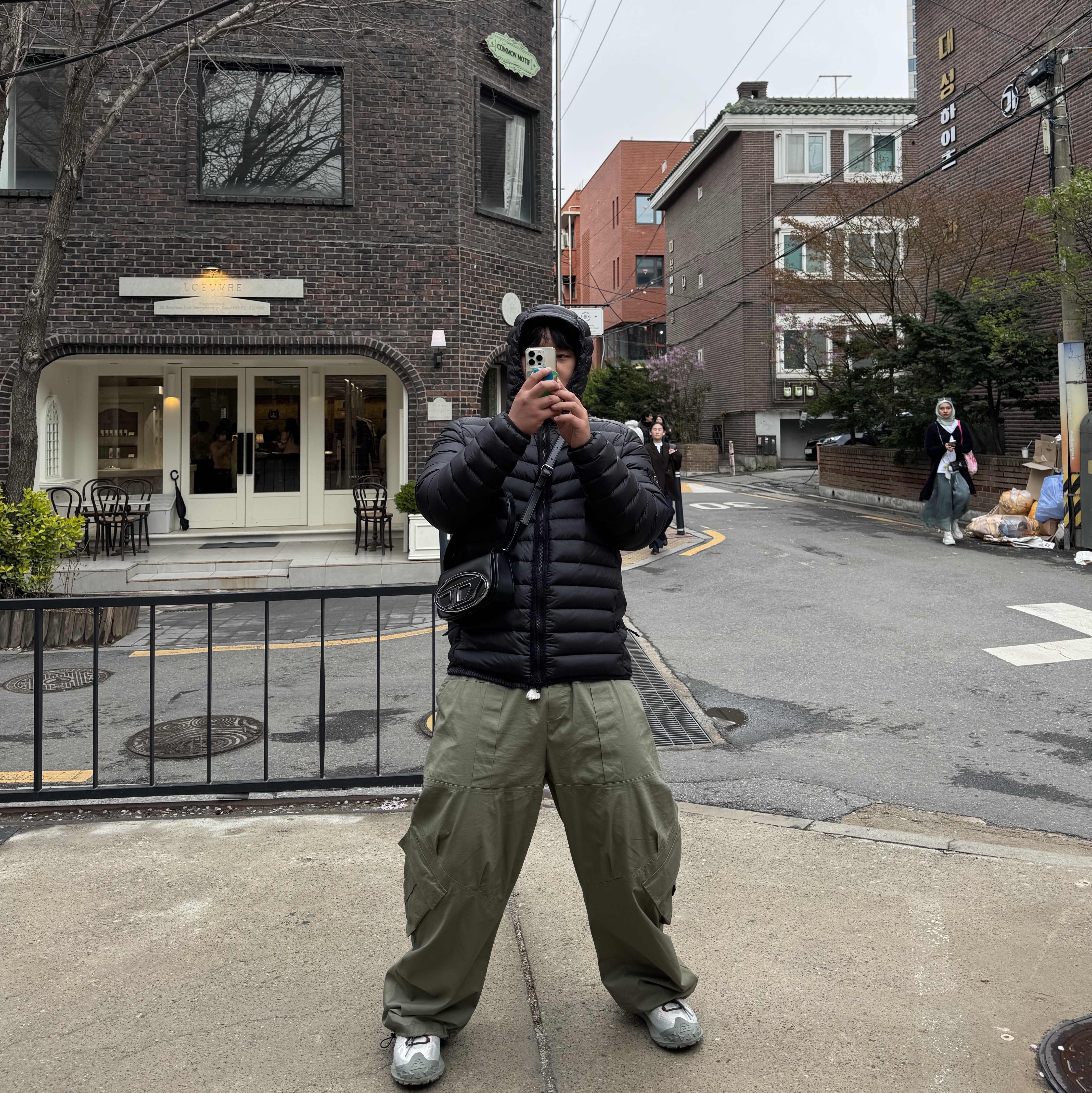 Stone Island 40324 Loom Woven Chambers Recycled Nylon Down-TC Light Hooded Down Jacket Black - 24FW, Nike ACG Mountain Fly 2 Low Gore-Tex Phantom Dark Smoke Grey 착용 스타일