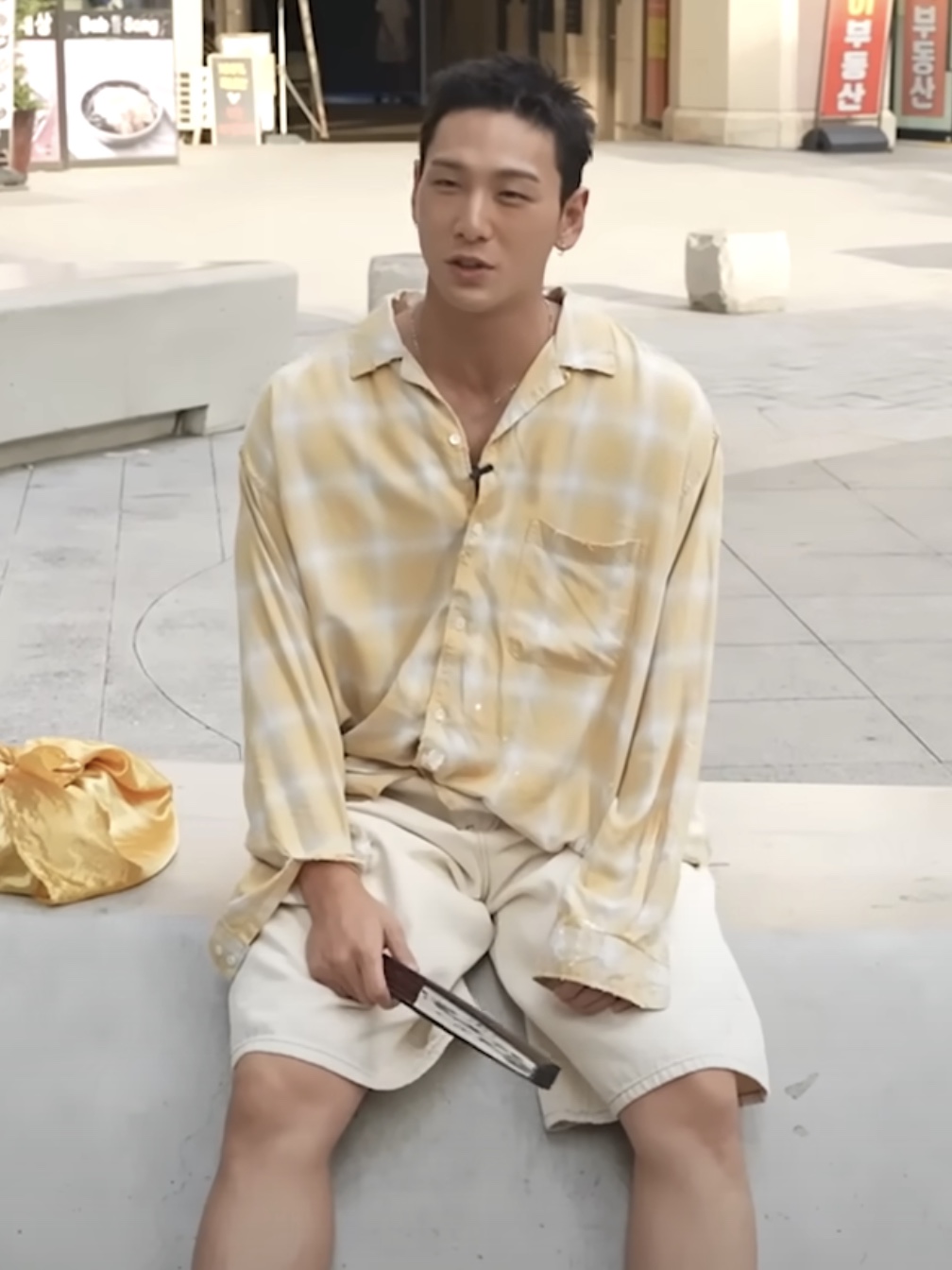 Hommless Rayon Open Collar Check Shirts Yellow 착용 스타일