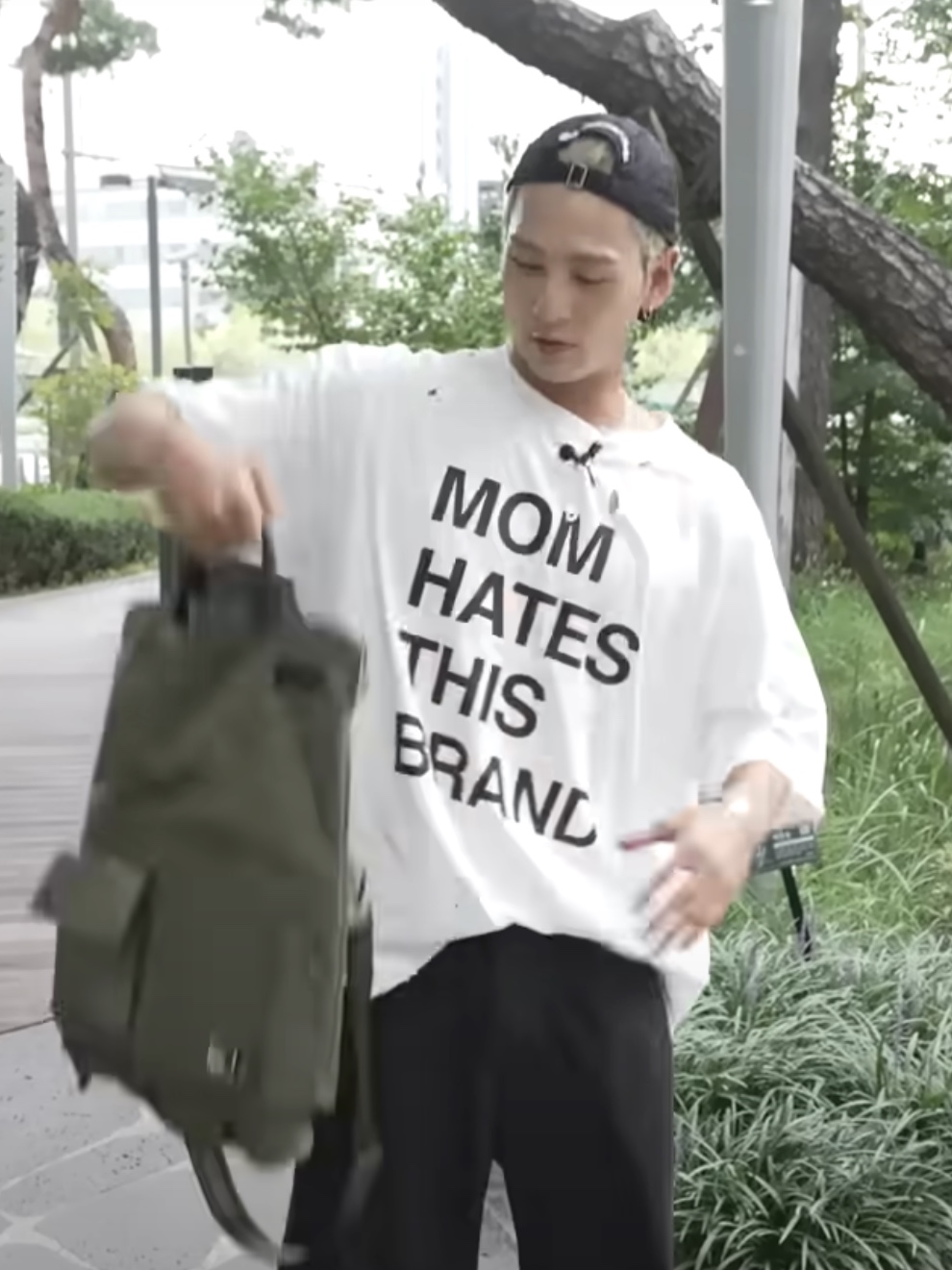 Hommless Mom Hates This Brand VTG Tee White 착용 스타일
