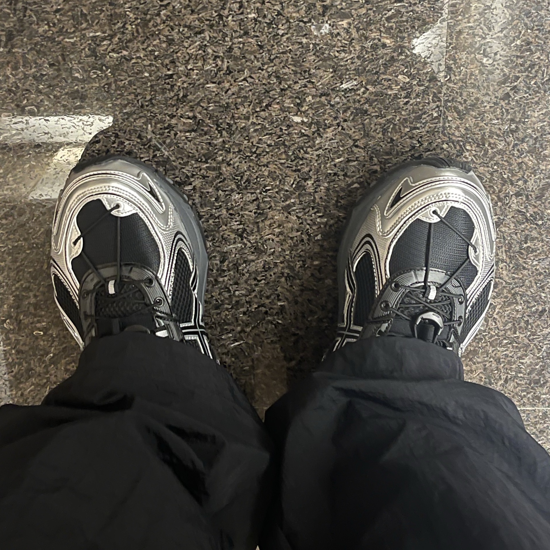 Asics Gel-Kahana TR V4 Carbon Black 착용 스타일