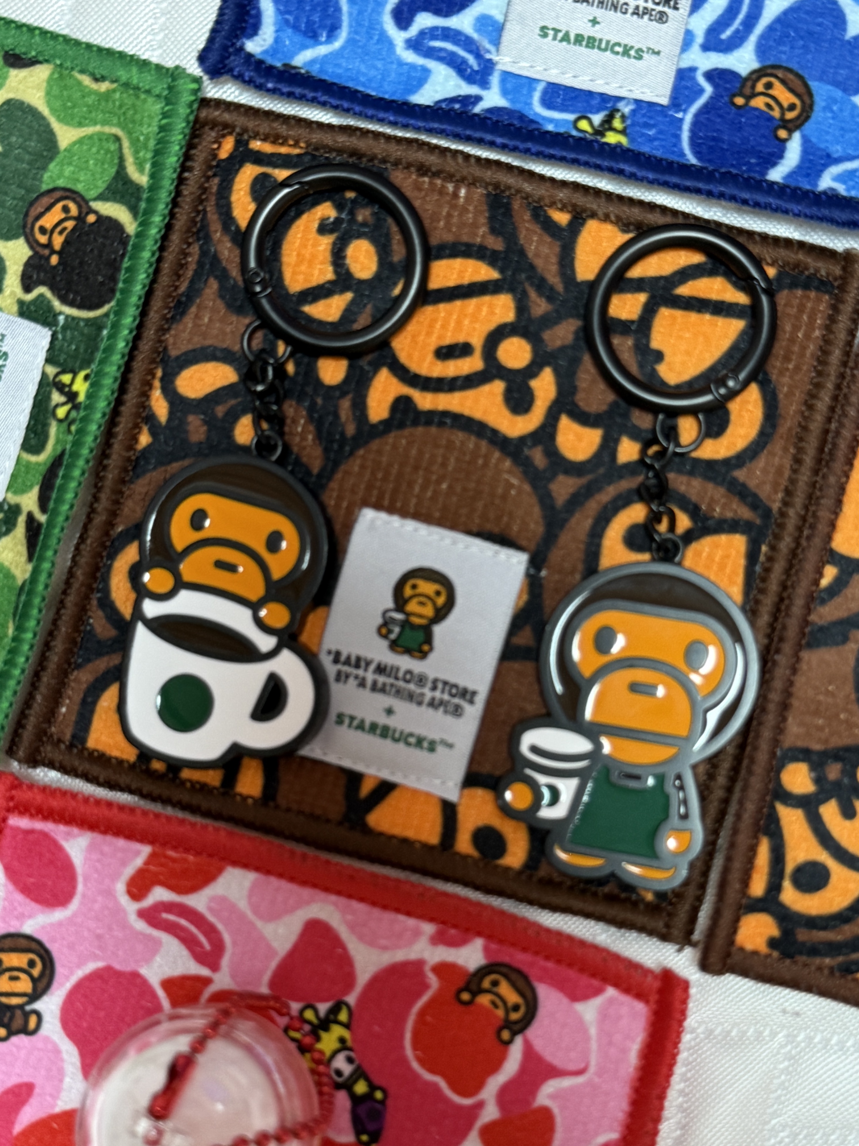 Starbucks x BAPE Baby Milo Coaster, Starbucks x BAPE Baby Milo Keychain 착용 스타일 - 10