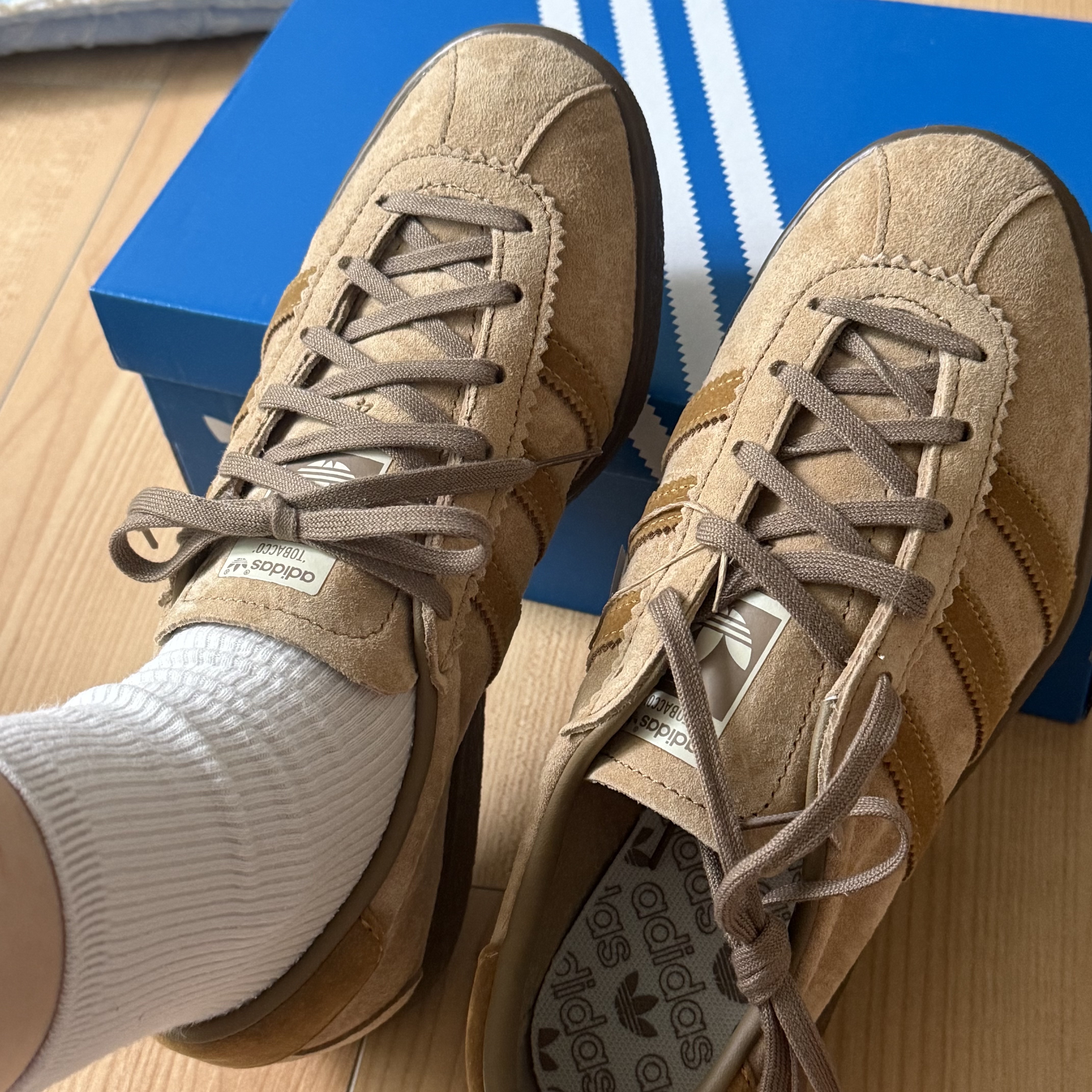 Adidas Tobacco Pantone Mesa 착용 스타일 - 2