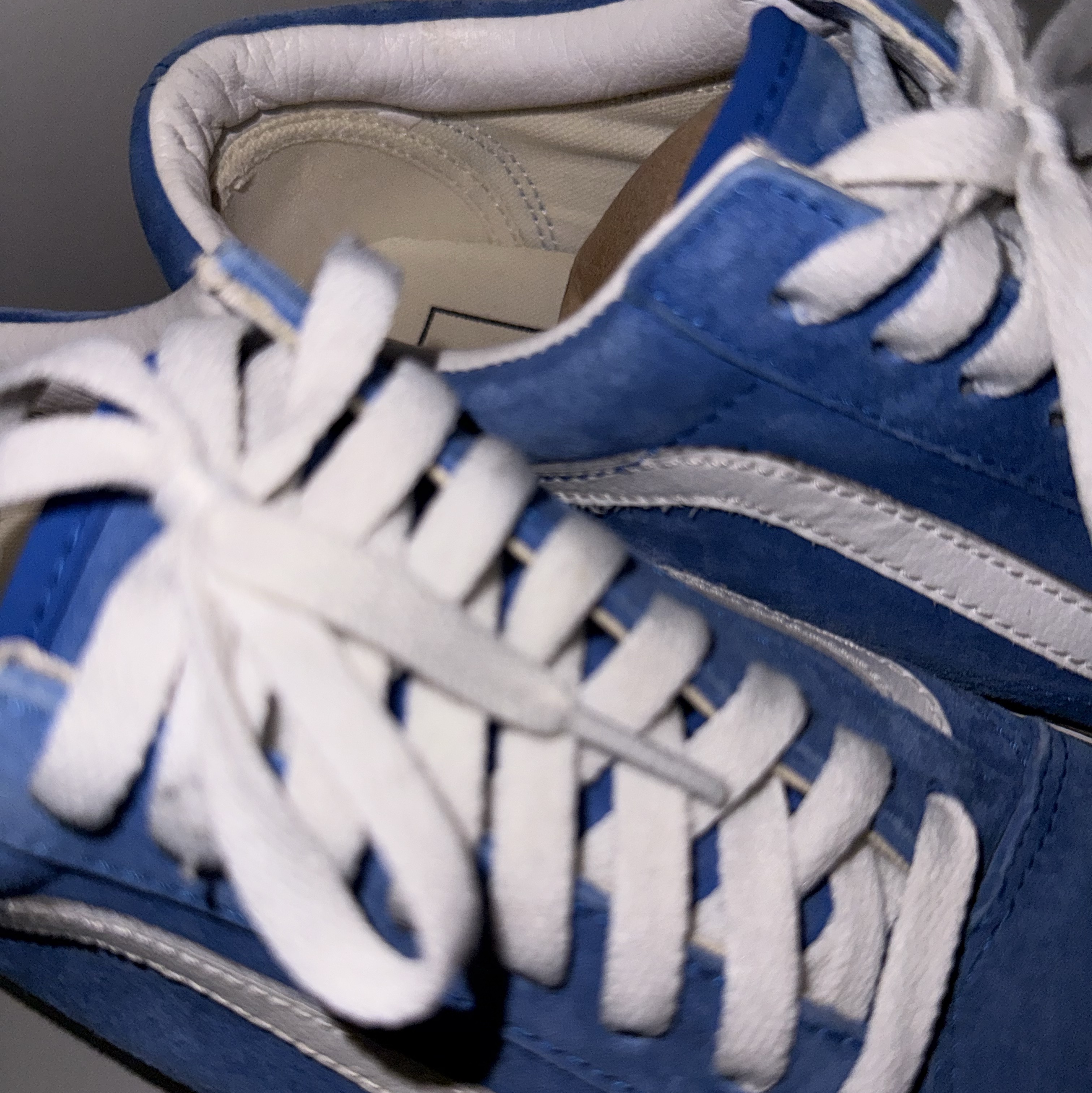 Vans Old Skool Pig Suede Princess Blue True White, Adidas BW Army White 착용 스타일 - 1