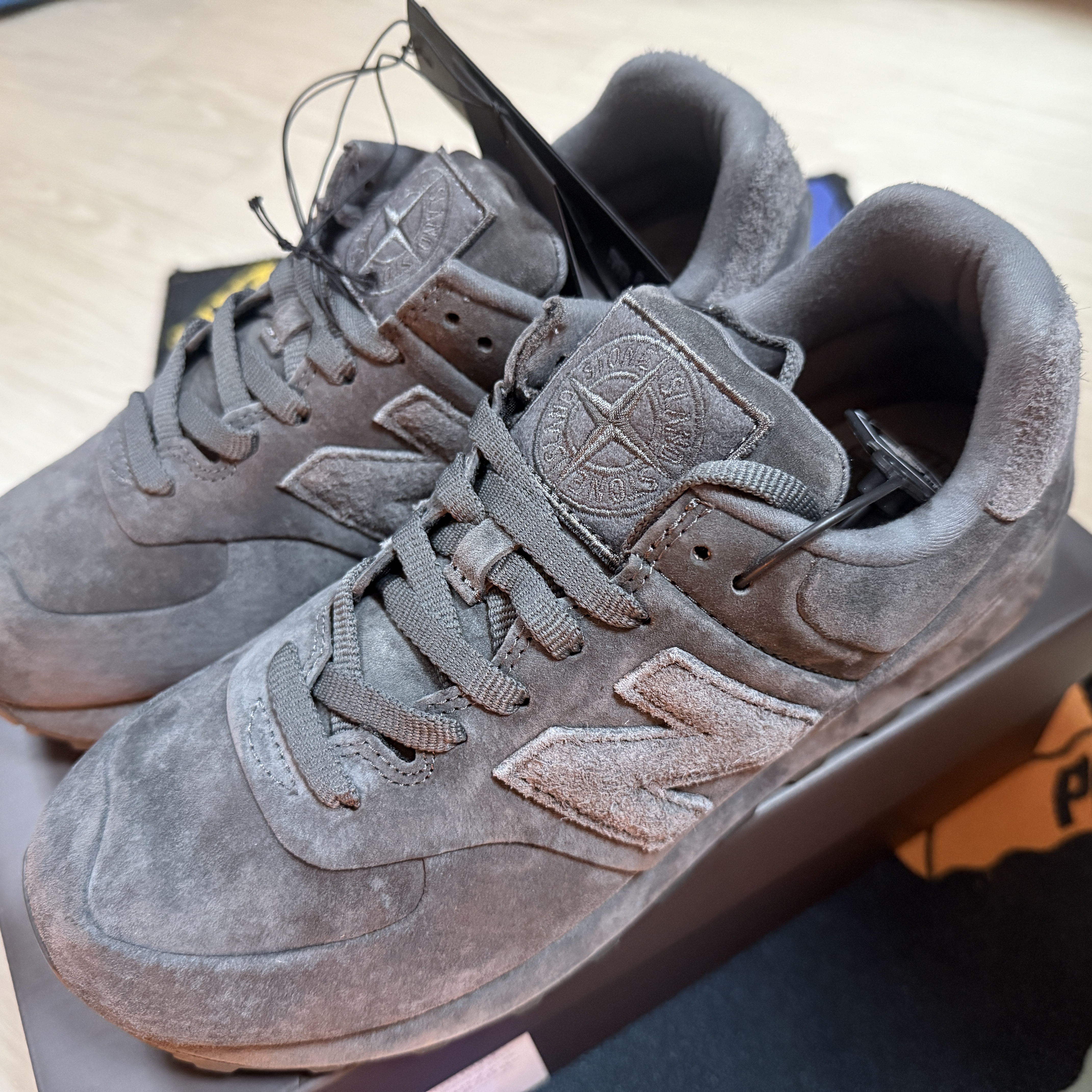 New Balance x Stone Island 574 Ghost Dark Grey 착용 스타일 - 4