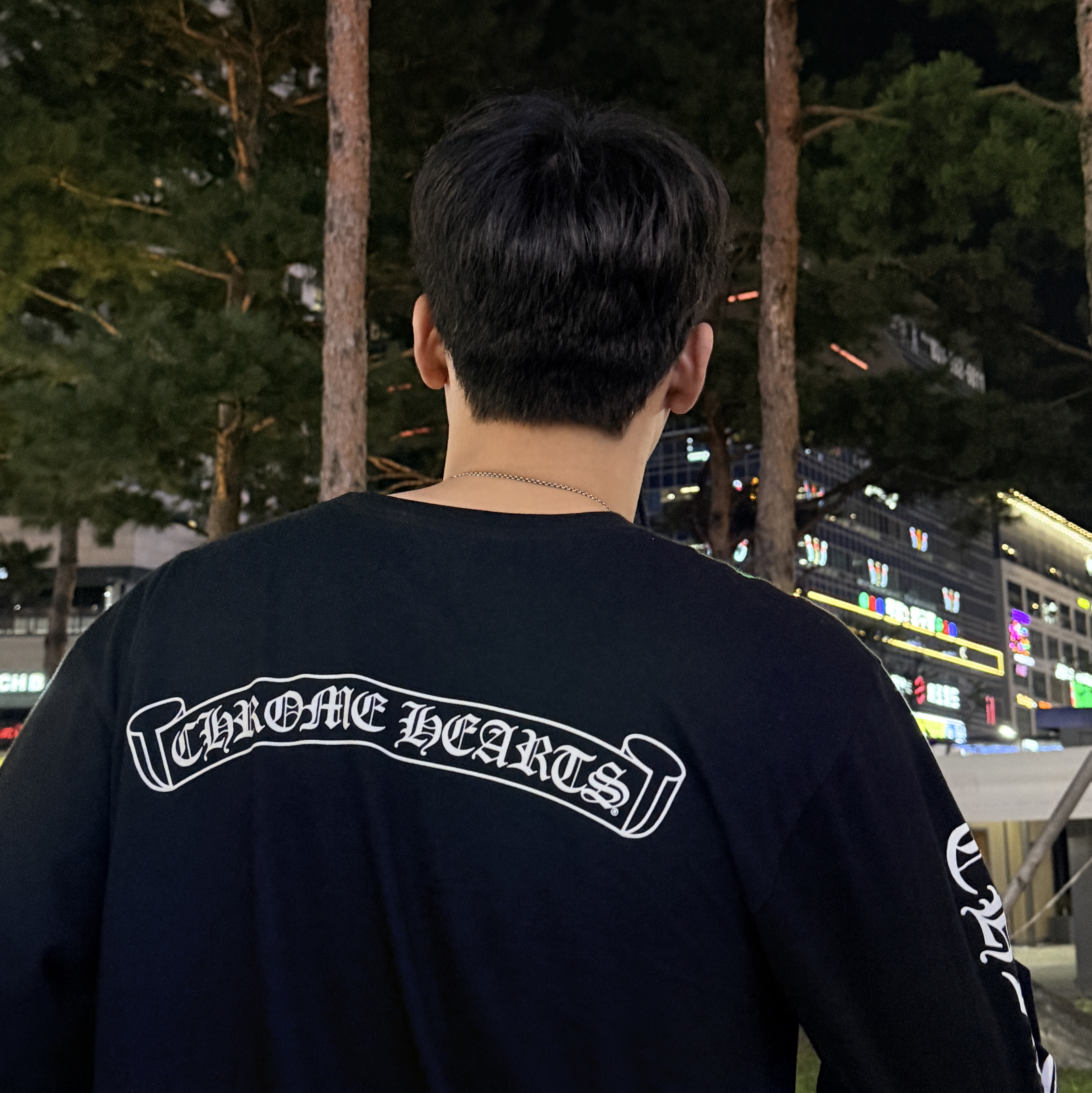 ETCE Layered Cargo Bermuda Shorts 2.0 Camo, Chrome Hearts Scroll Logo LS T-Shirt Black 착용 스타일 - 3