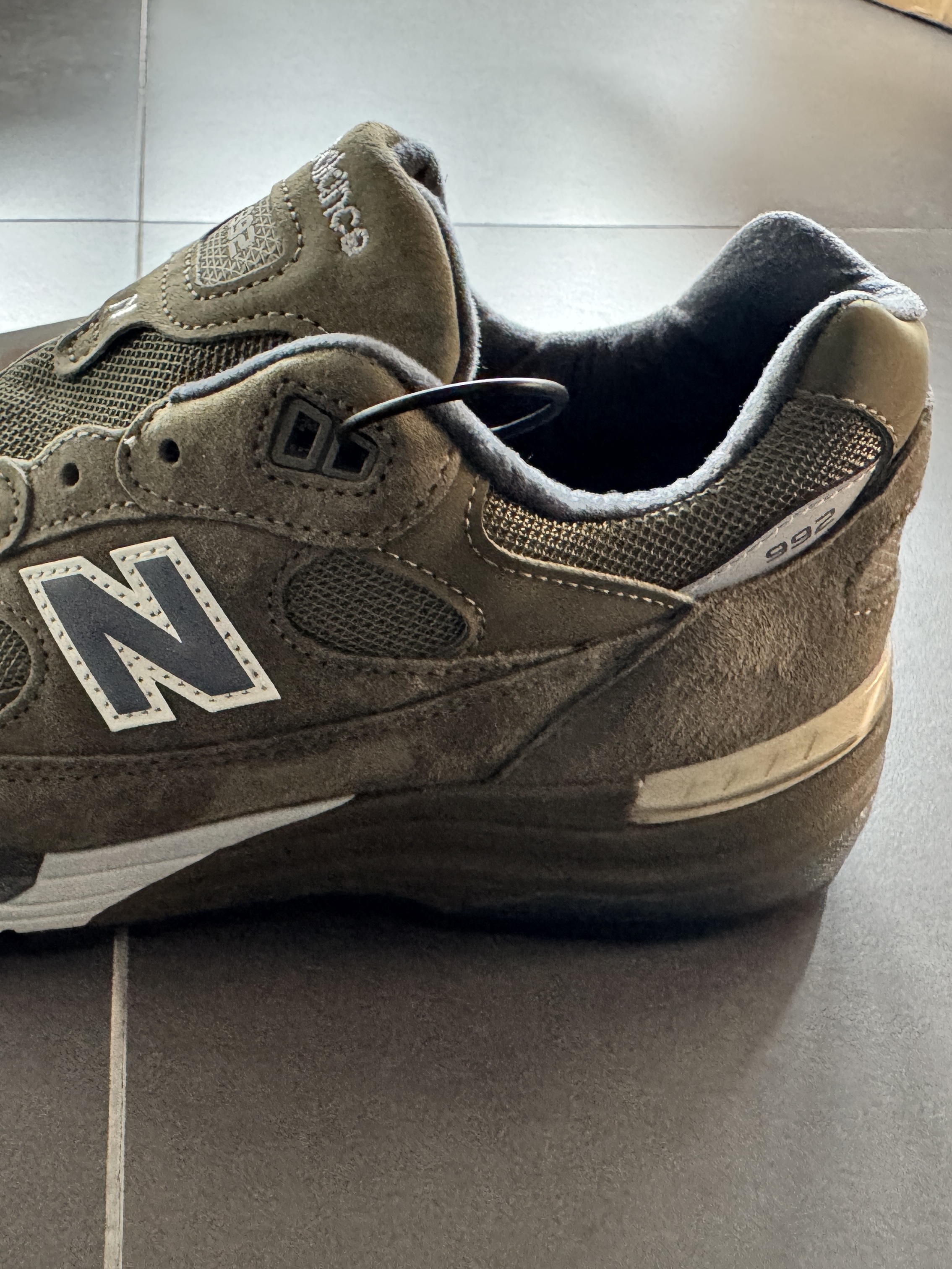 New Balance 992 Made in USA Dark Camo Covert Green - D Standard 착용 스타일 - 2