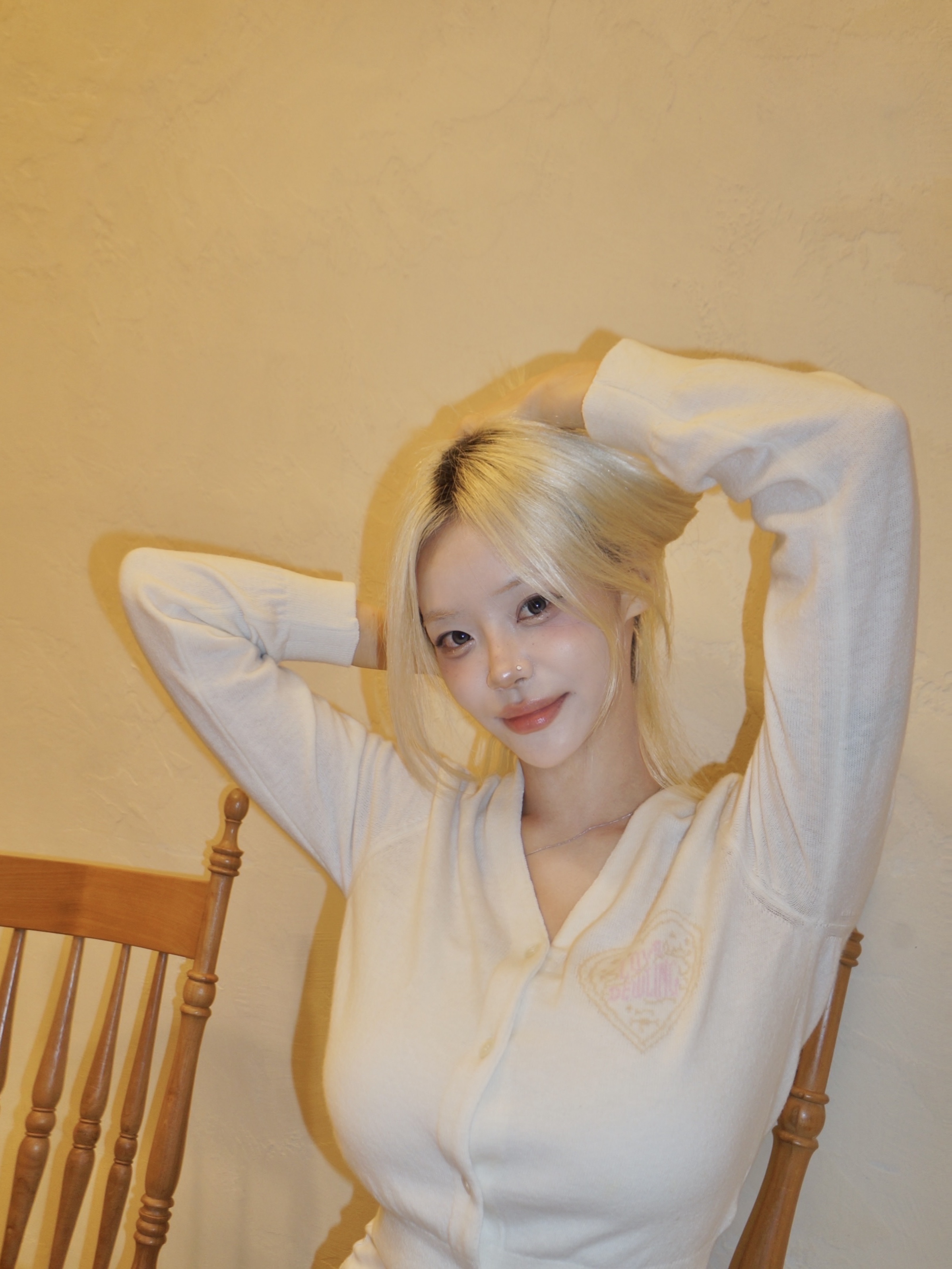 NUMBERING #3729 Round Brilliant Gradient Cross Necklace White 착용 스타일 - 4