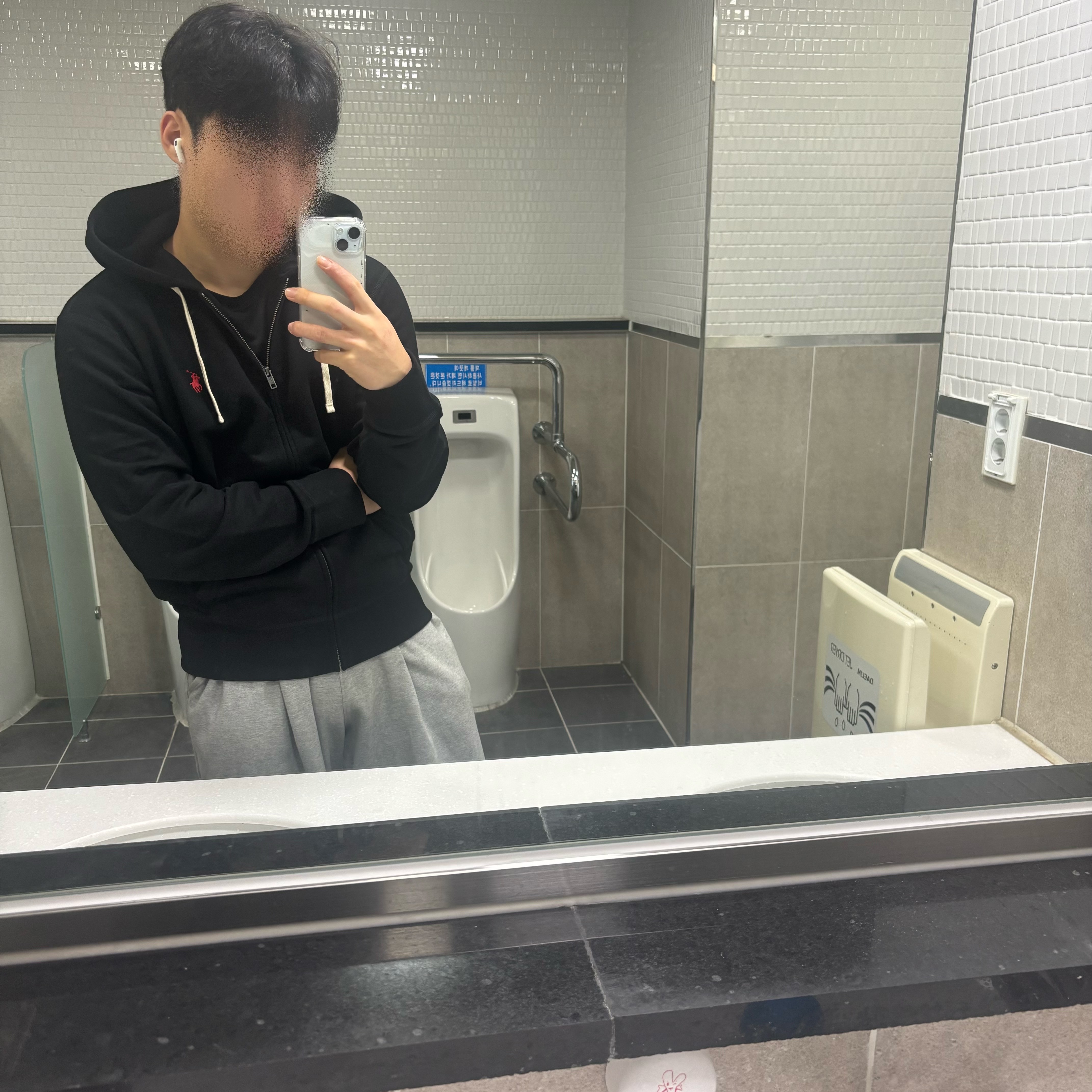 Nike Air Force 1 '07 Low White, Apple AirPods 4th Gen with Active Noise Cancellation (Korean Ver.) 착용 스타일 - 1