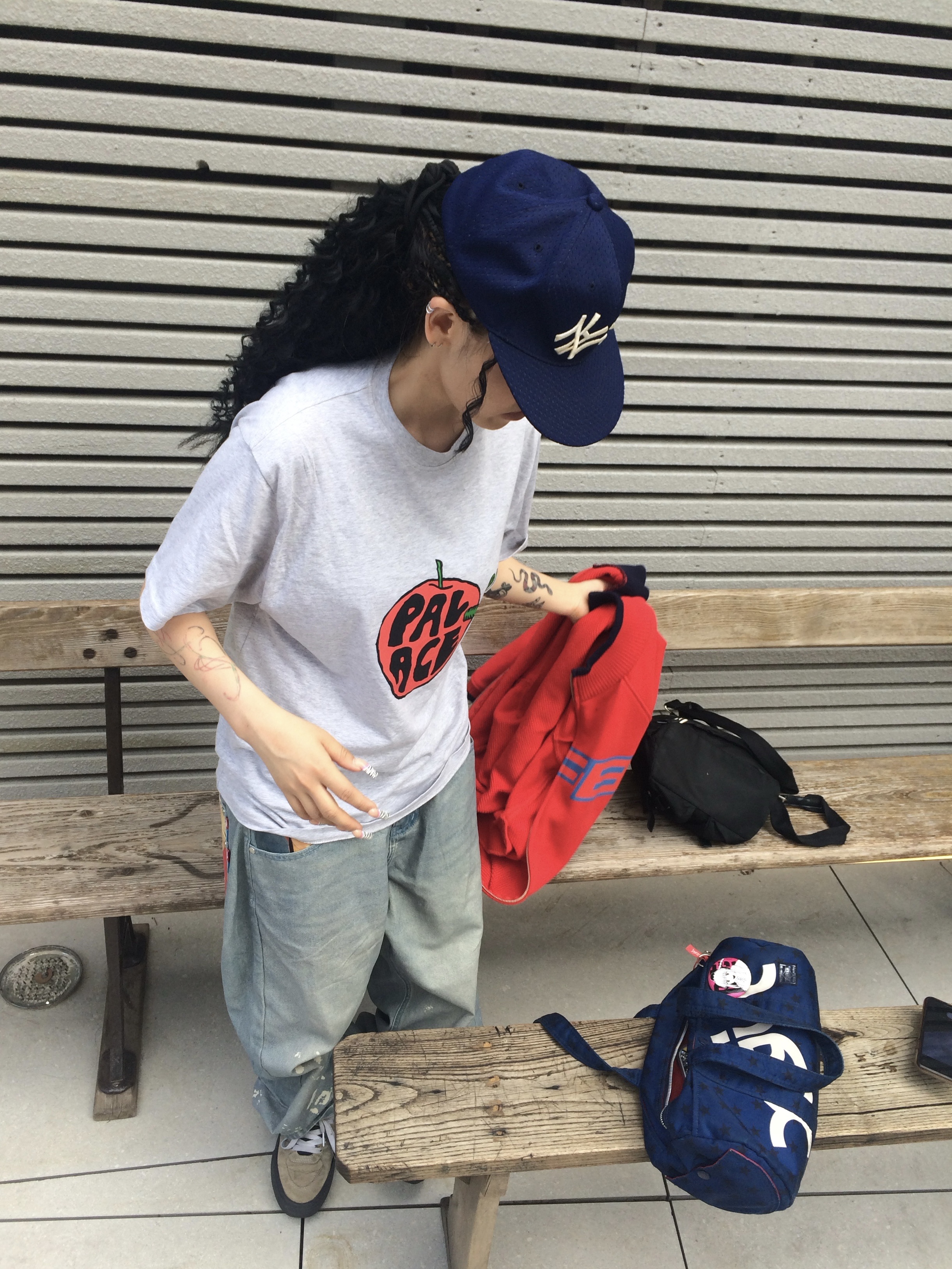 Palace Bad Apple T-Shirt Grey Marl - 25SS 착용 스타일 - 2