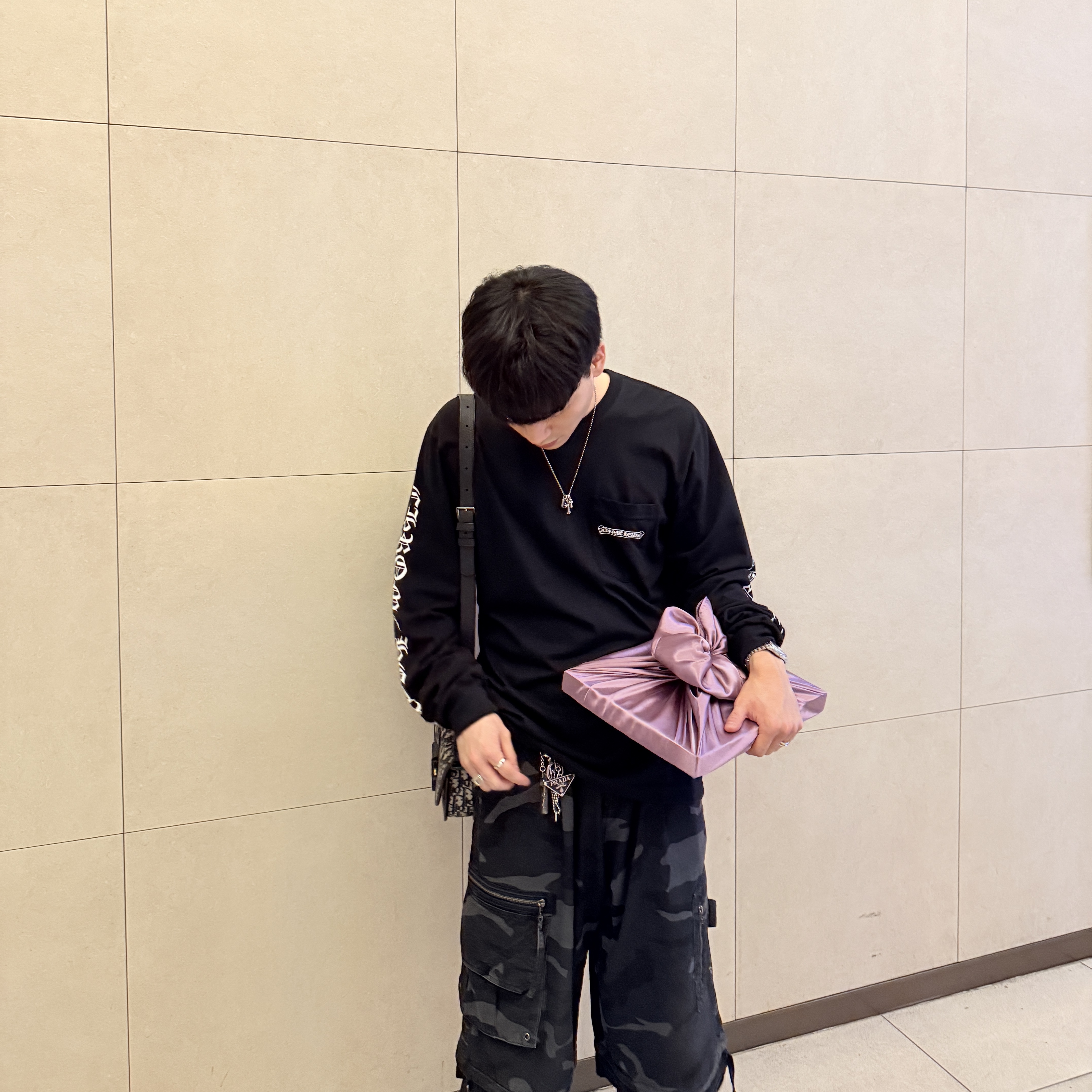 ETCE Layered Cargo Bermuda Shorts 2.0 Camo, Chrome Hearts Scroll Logo LS T-Shirt Black 착용 스타일 - 1