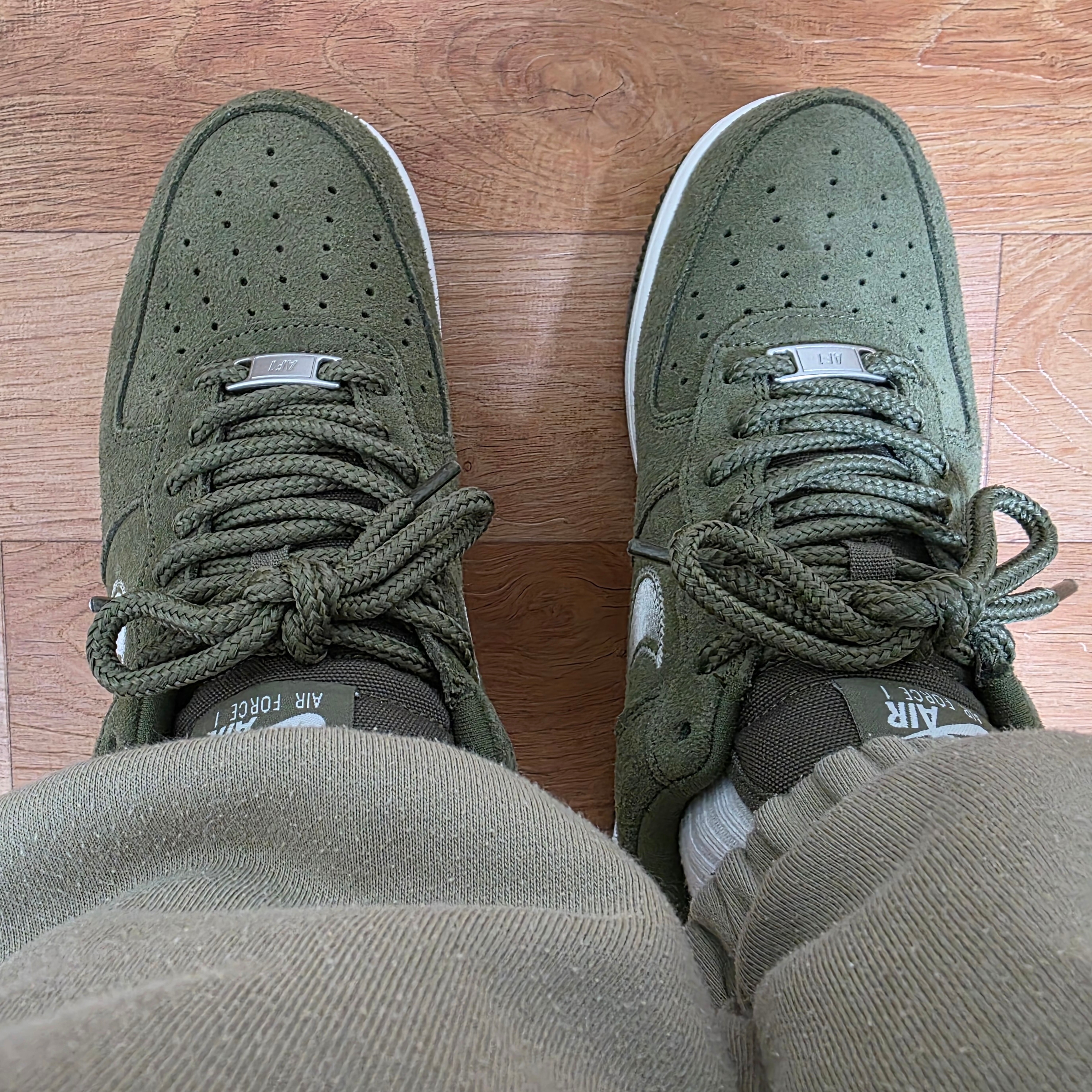 Nike Air Force 1 Low '07 Medium Olive Sail 착용 스타일