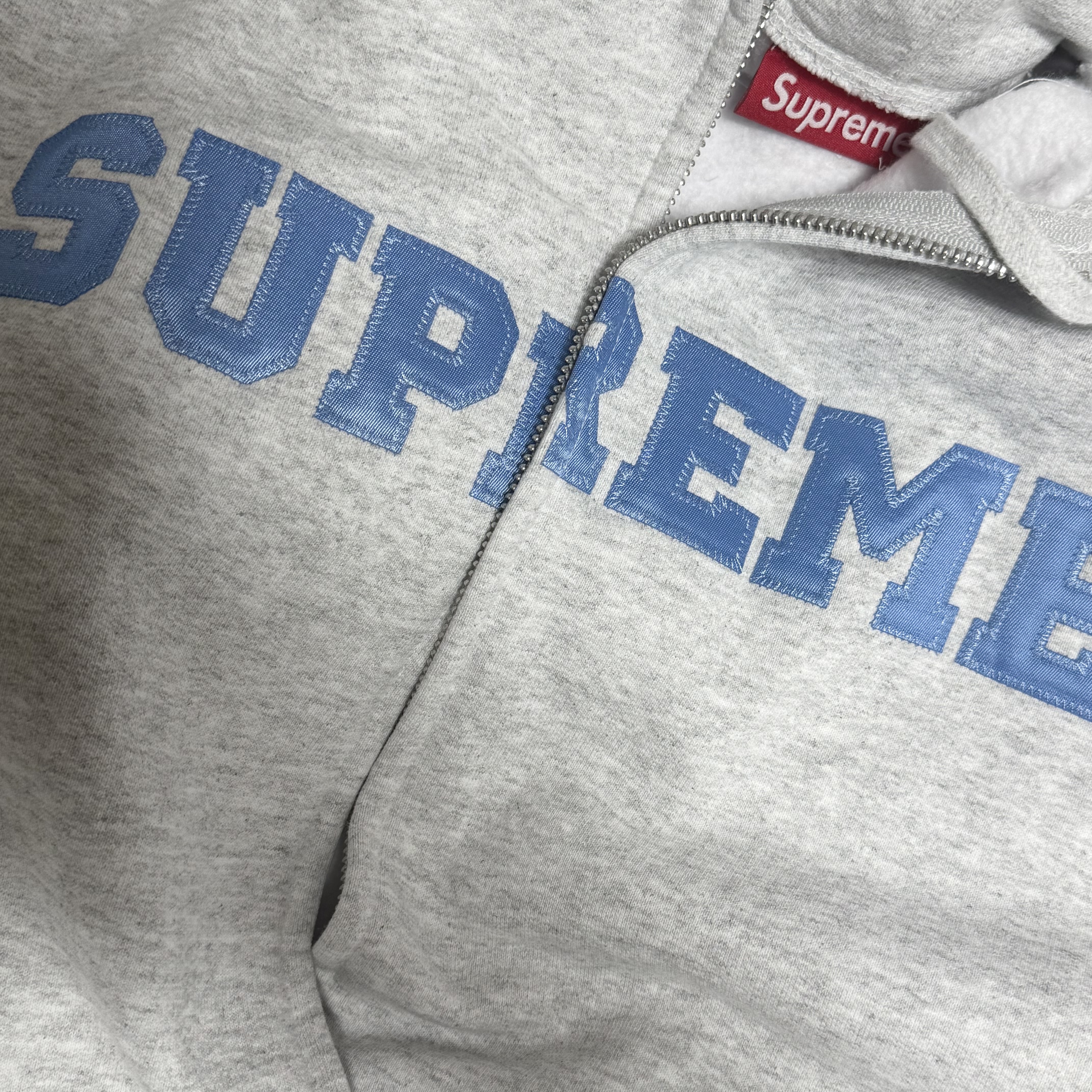 Supreme Collegiate Applique Zip Up Hooded Sweatshirt Ash Grey - 25FW 착용 스타일