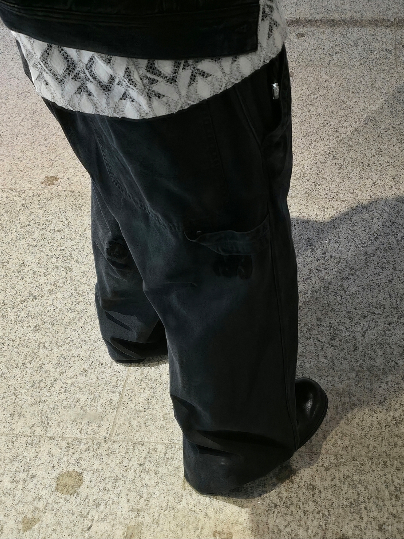 Yase Mud Horsehide Derby Black, Polyteru 1011 Patched Hammer Pants 1.2v Dark Charcoal Navy - 24SS 착용 스타일 - 5