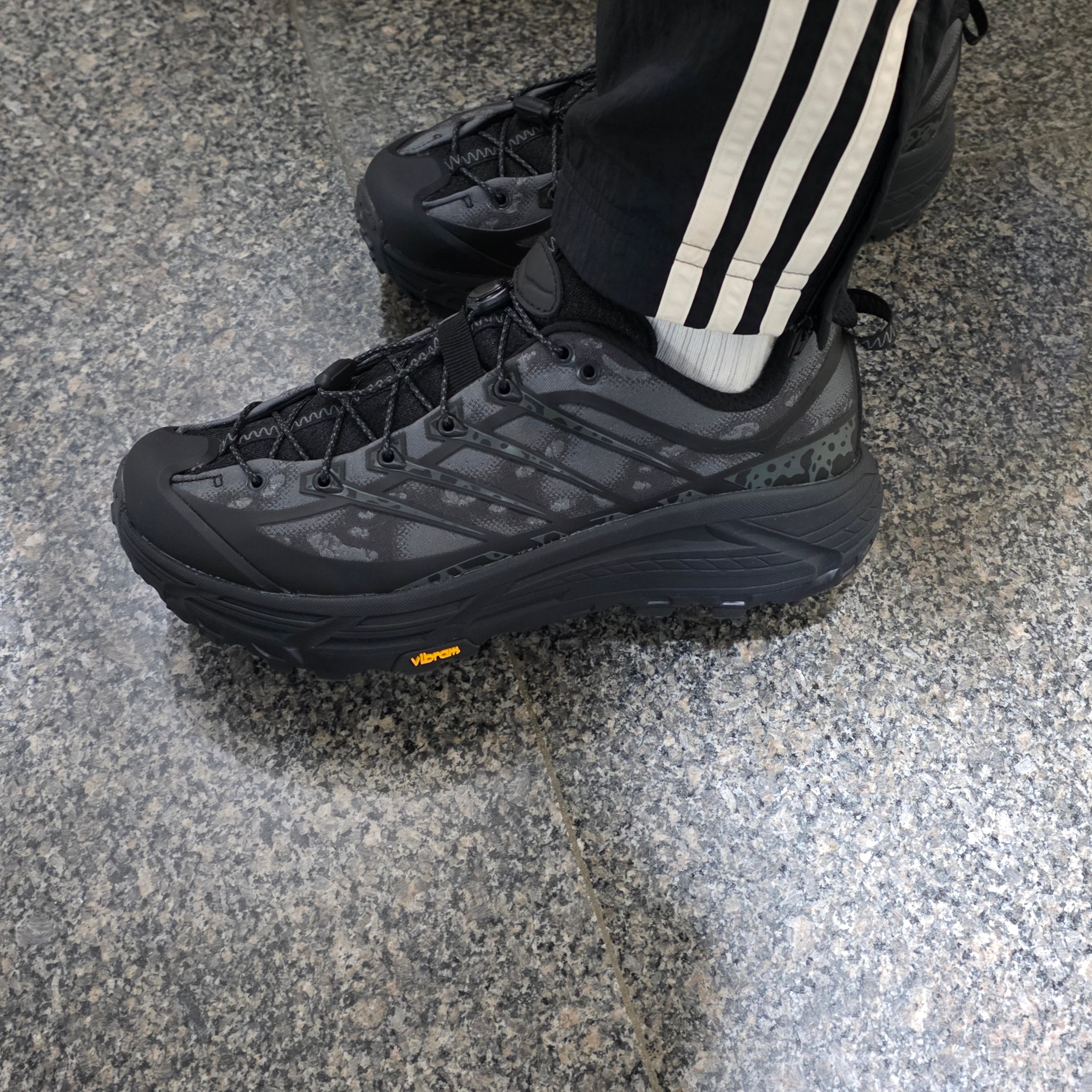 Hoka Mafate Three2 Tech Stealth Black 착용 스타일 - 2