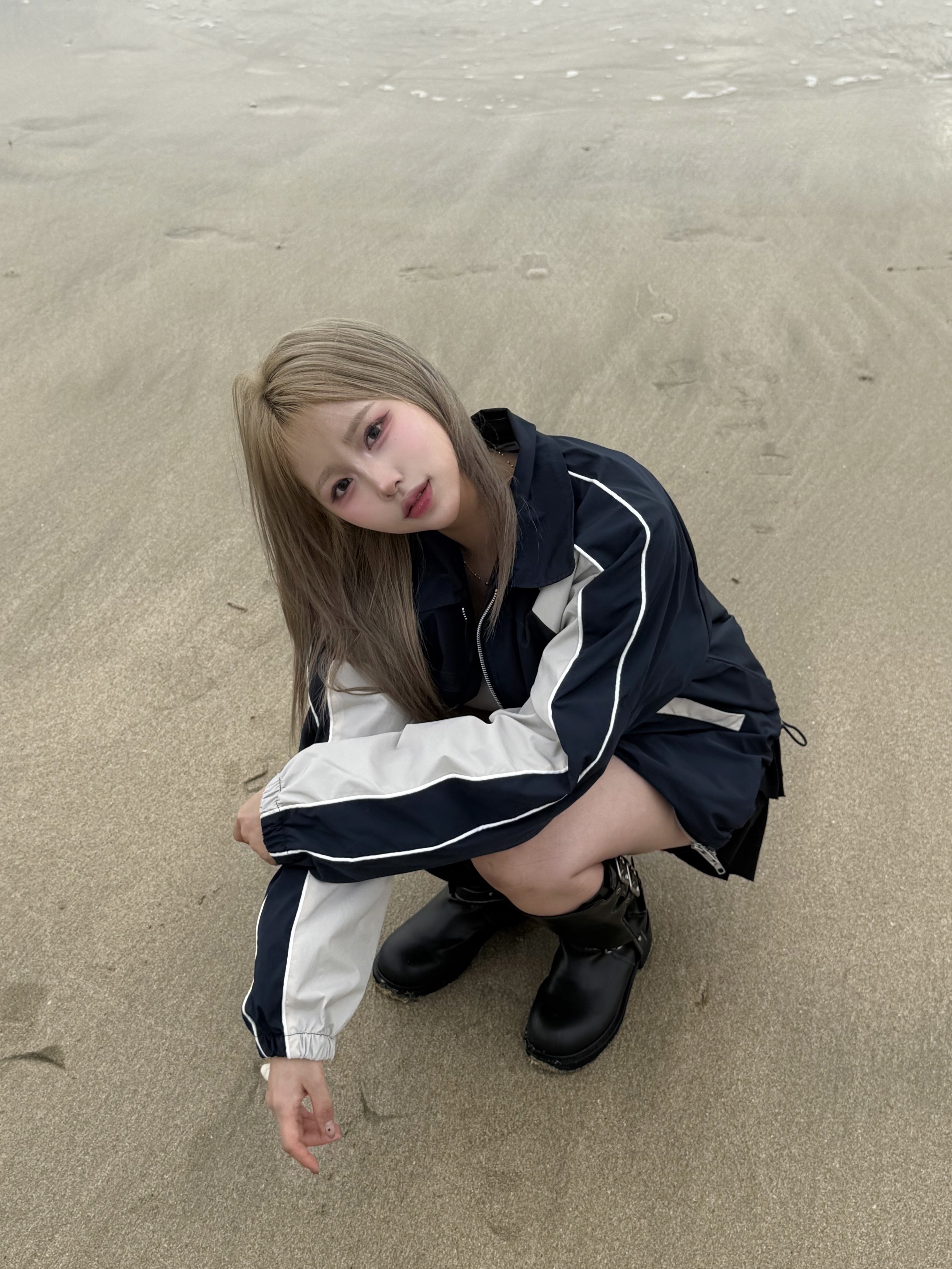 SLOW RECORD HOUSE Piping Line Windbreaker Navy 착용 스타일 - 1