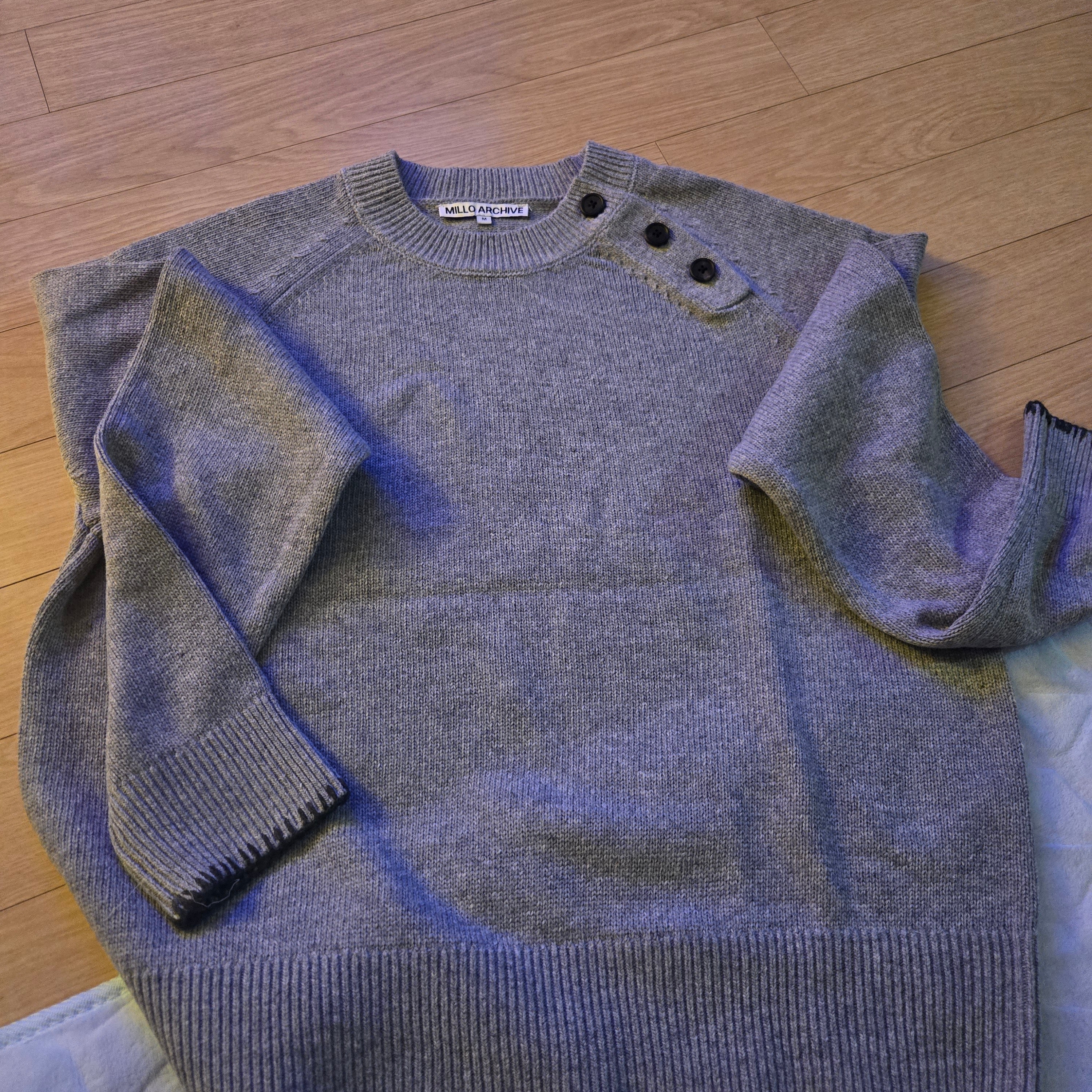 Millo Archive Slanted Henley Neck Knit Melange Gray 착용 스타일
