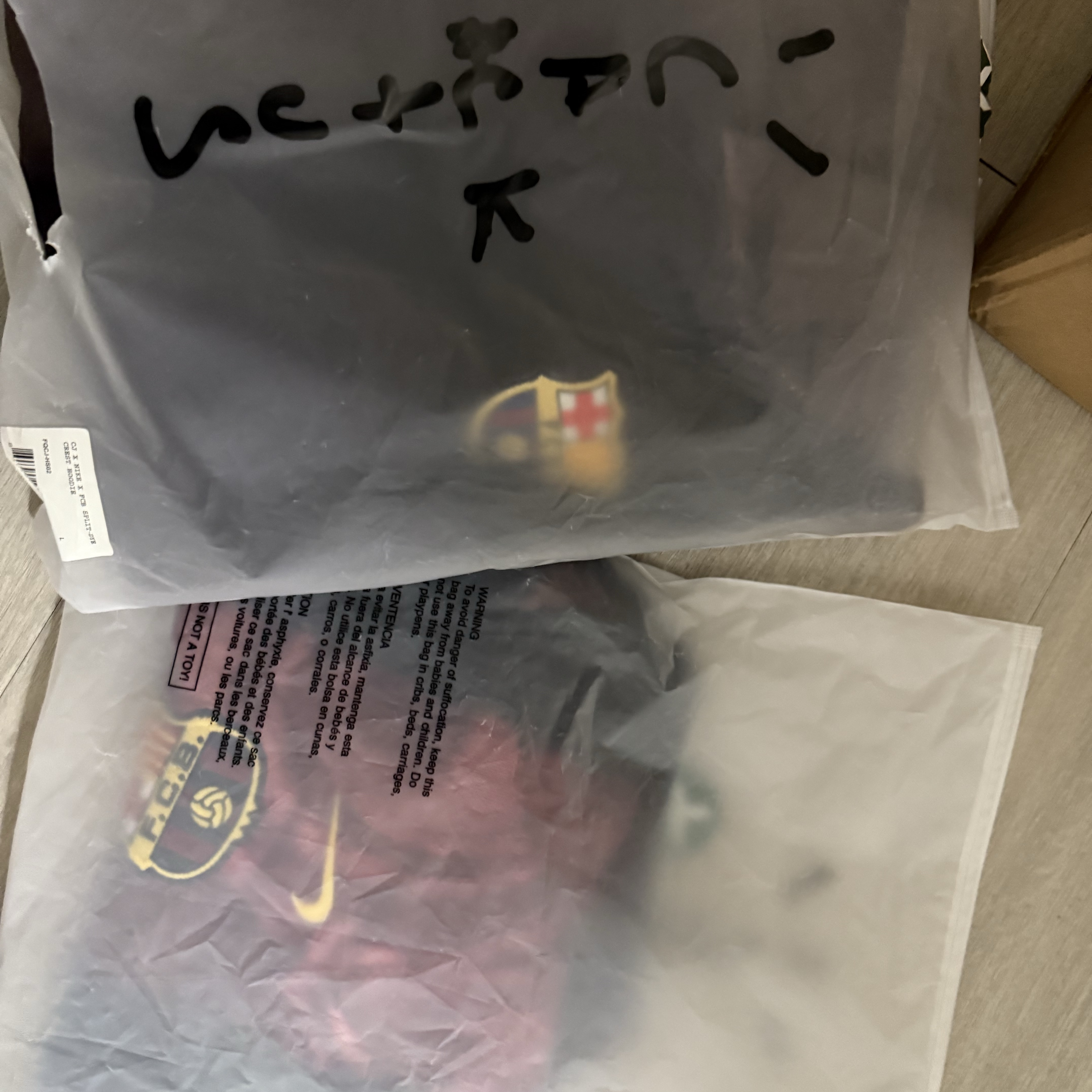 Nike FC Barcelona x Travis Scott Split Dye Crest Hoodie Multicolor, Nike FC Barcelona x Travis Scott Retro 2000/01 Home Skeleton Jersey Multicolor (Non Marking Ver.) 착용 스타일 - 3